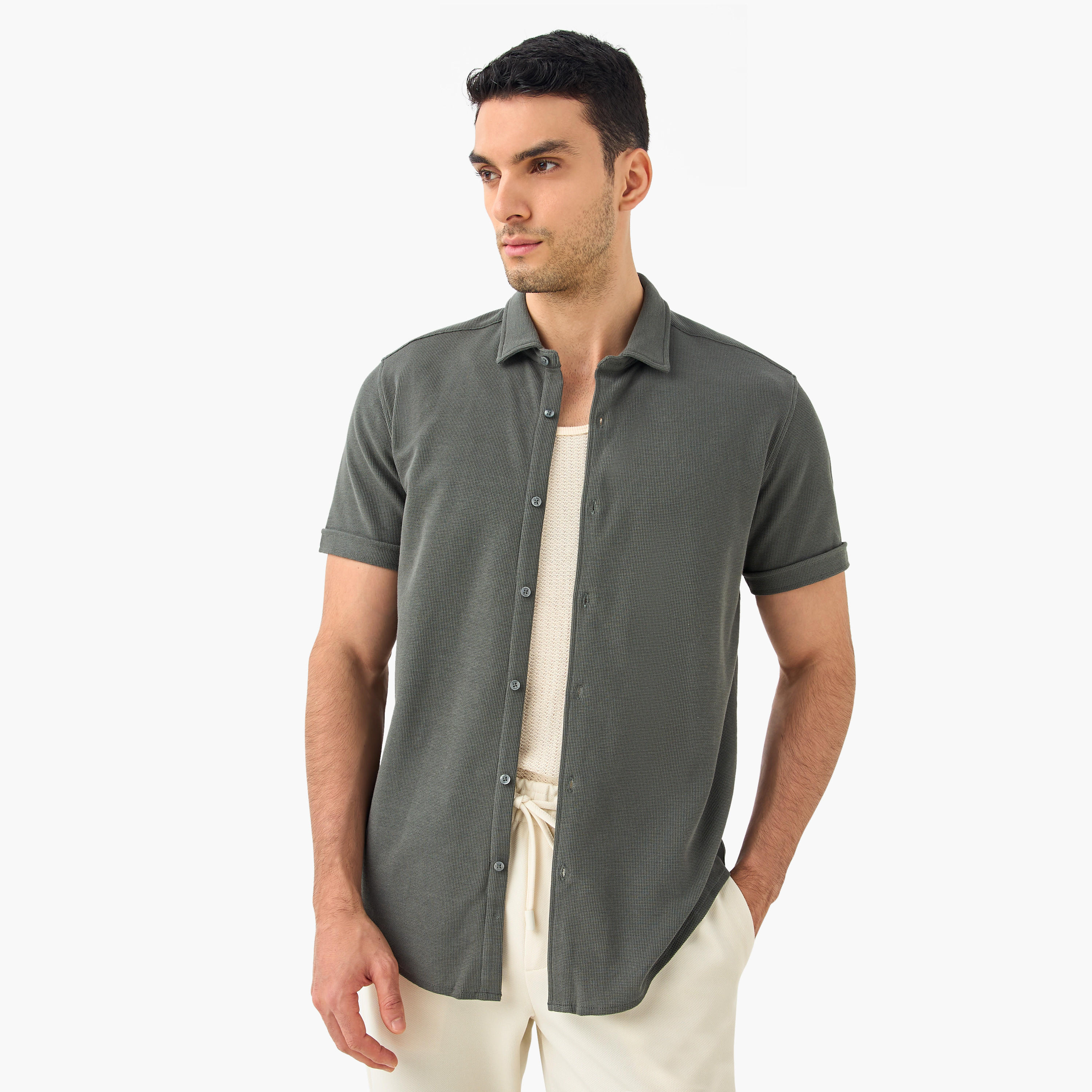 قميص بارز الملمس بقصة سليم وياقة عادية وأكمام قصيرة-men-clothing-shirts-image-27