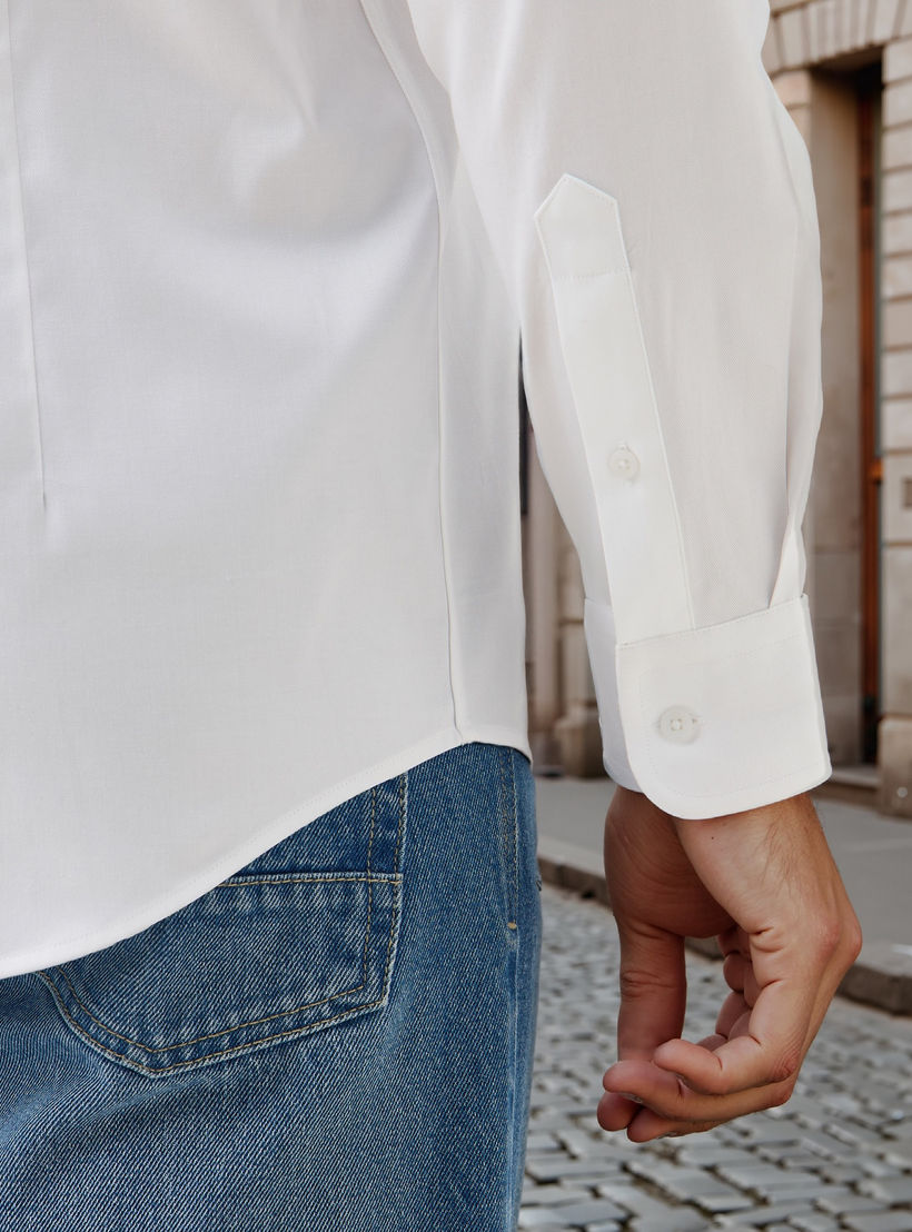قميص بقصّة عادية وأكمام طويلة وتفاصيل الشعار من إمبيرور-men-clothing-shirts-image-5