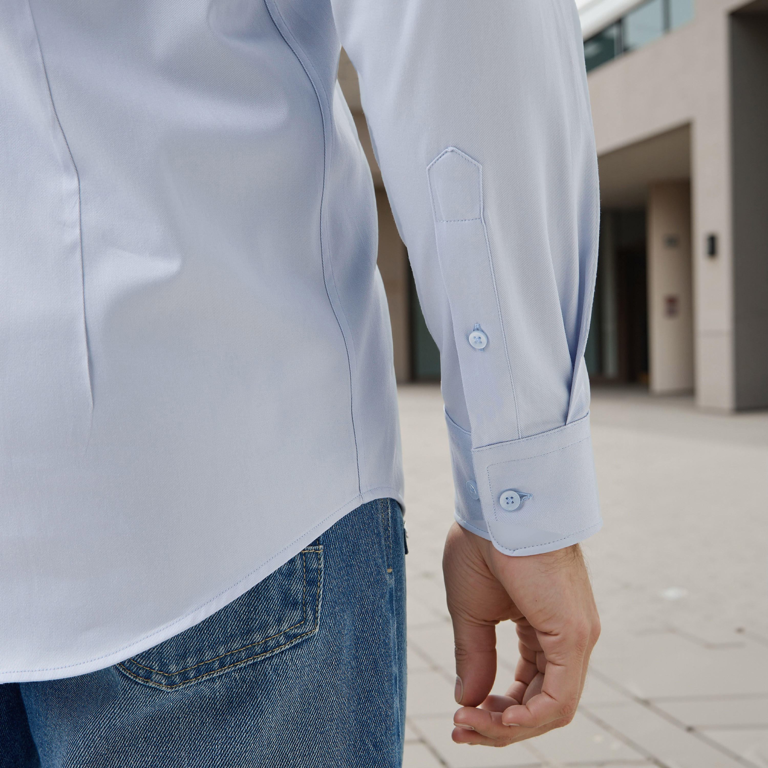 قميص بقصّة عادية وأكمام طويلة وتفاصيل الشعار من إمبيرور-men-clothing-shirts-image-21