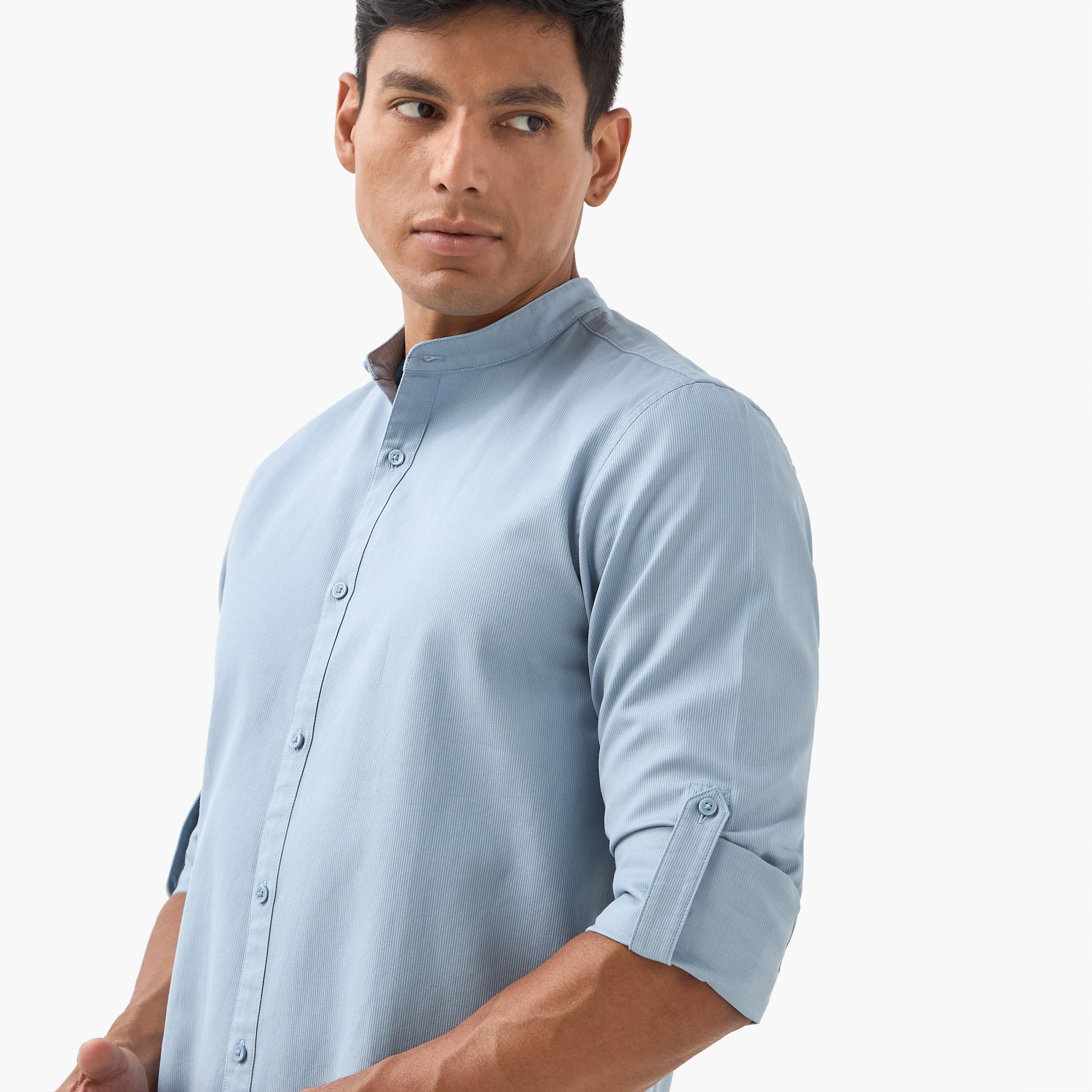 قميص بقصة عادية وياقة ماندارين وأكمام طويلة-men-clothing-shirts-image-2