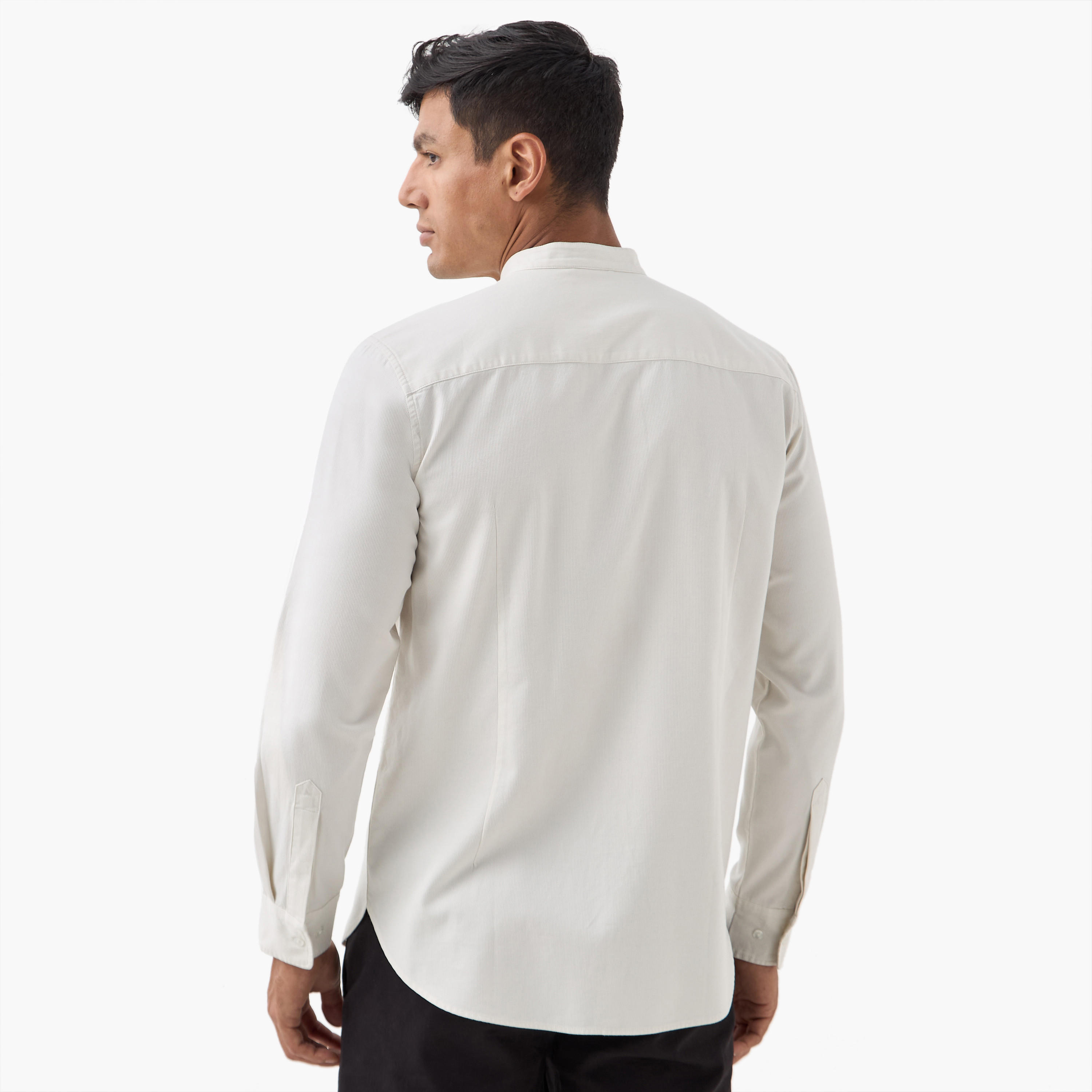 قميص بقصة عادية وياقة ماندارين وأكمام طويلة-men-clothing-shirts-image-3