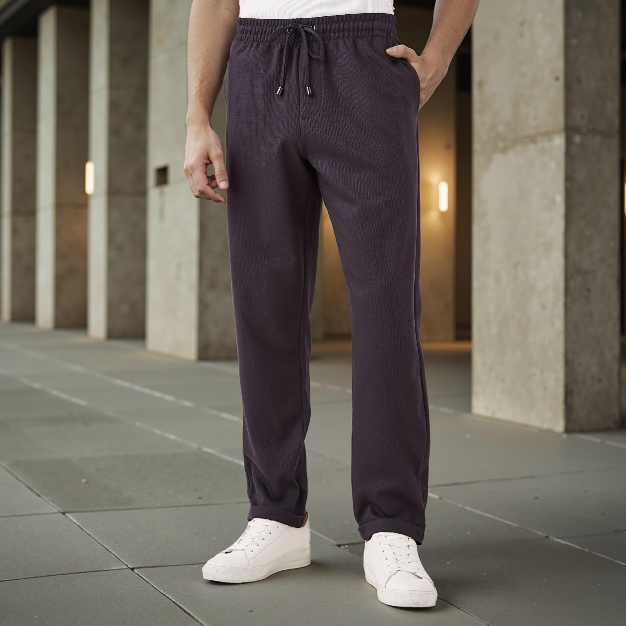 بنطلون بيكيه بقصّة سليم وخصر مطاطي وجيوب-men-clothing-bottoms-joggers-image-1