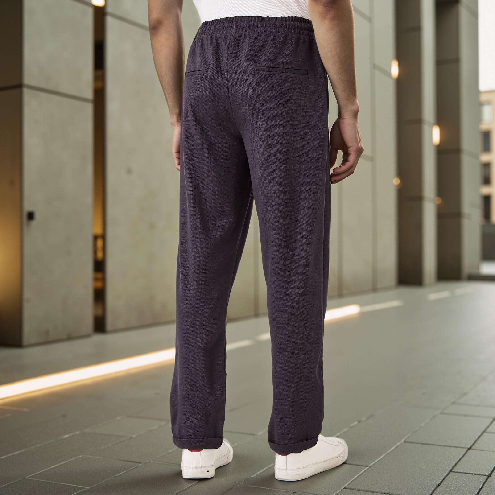 بنطلون بيكيه بقصّة سليم وخصر مطاطي وجيوب-men-clothing-bottoms-joggers-image-3