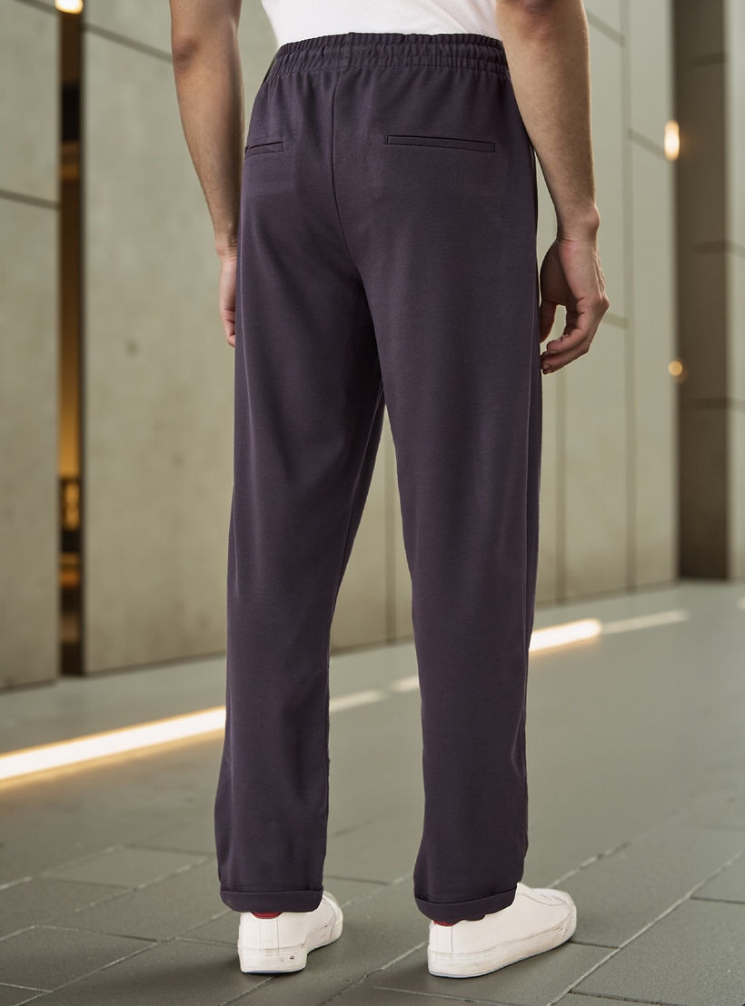 بنطلون بيكيه بقصّة سليم وخصر مطاطي وجيوب-men-clothing-bottoms-joggers-image-3
