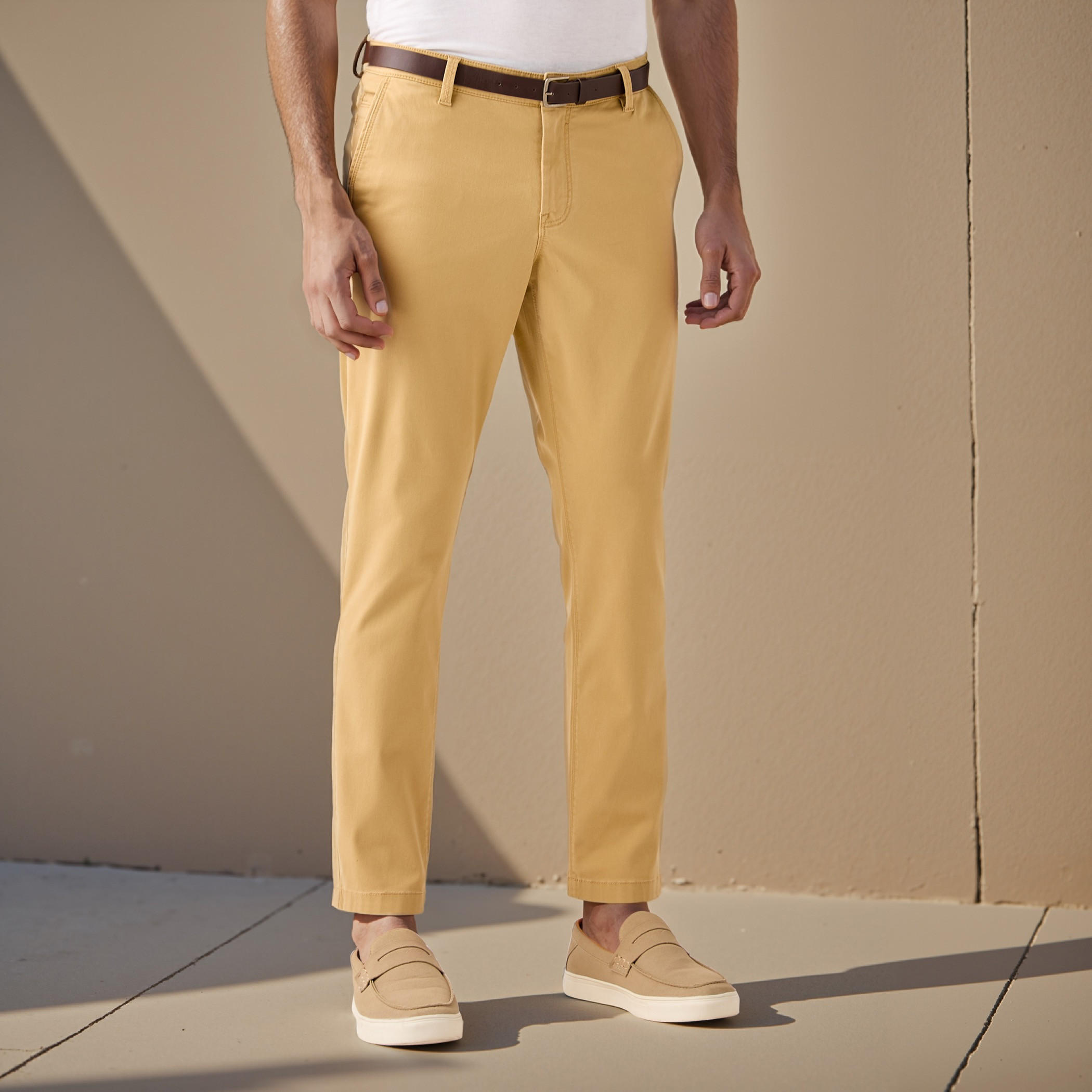 بنطلون تشينو بقصة سليم وحزام وجيوب-men-clothing-bottoms-trousersandchinos-chinos-image-1