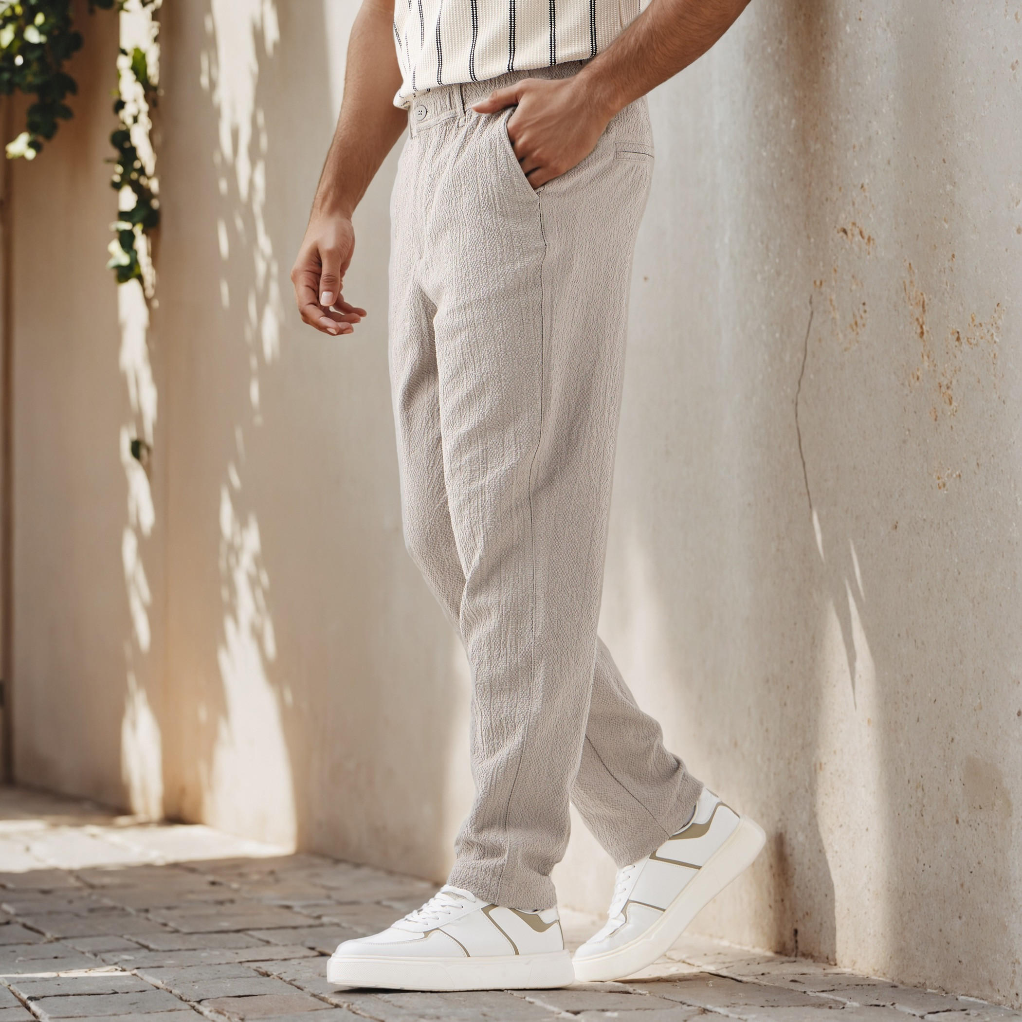 بنطلون مزيج الكتان بارز الملمس بقصة عادية وزر إغلاق-men-clothing-bottoms-trousersandchinos-trousers-image-1