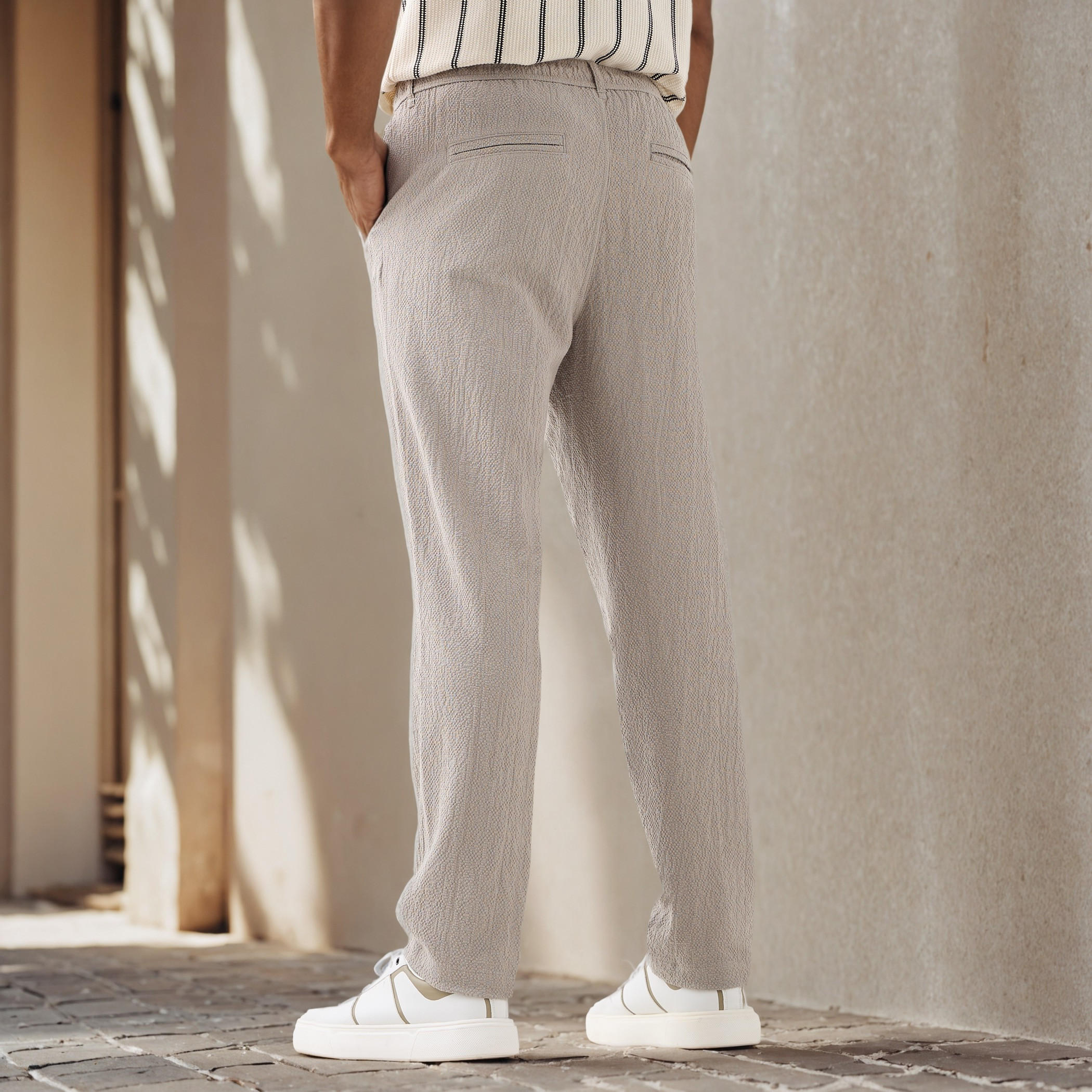 بنطلون مزيج الكتان بارز الملمس بقصة عادية وزر إغلاق-men-clothing-bottoms-trousersandchinos-trousers-image-3