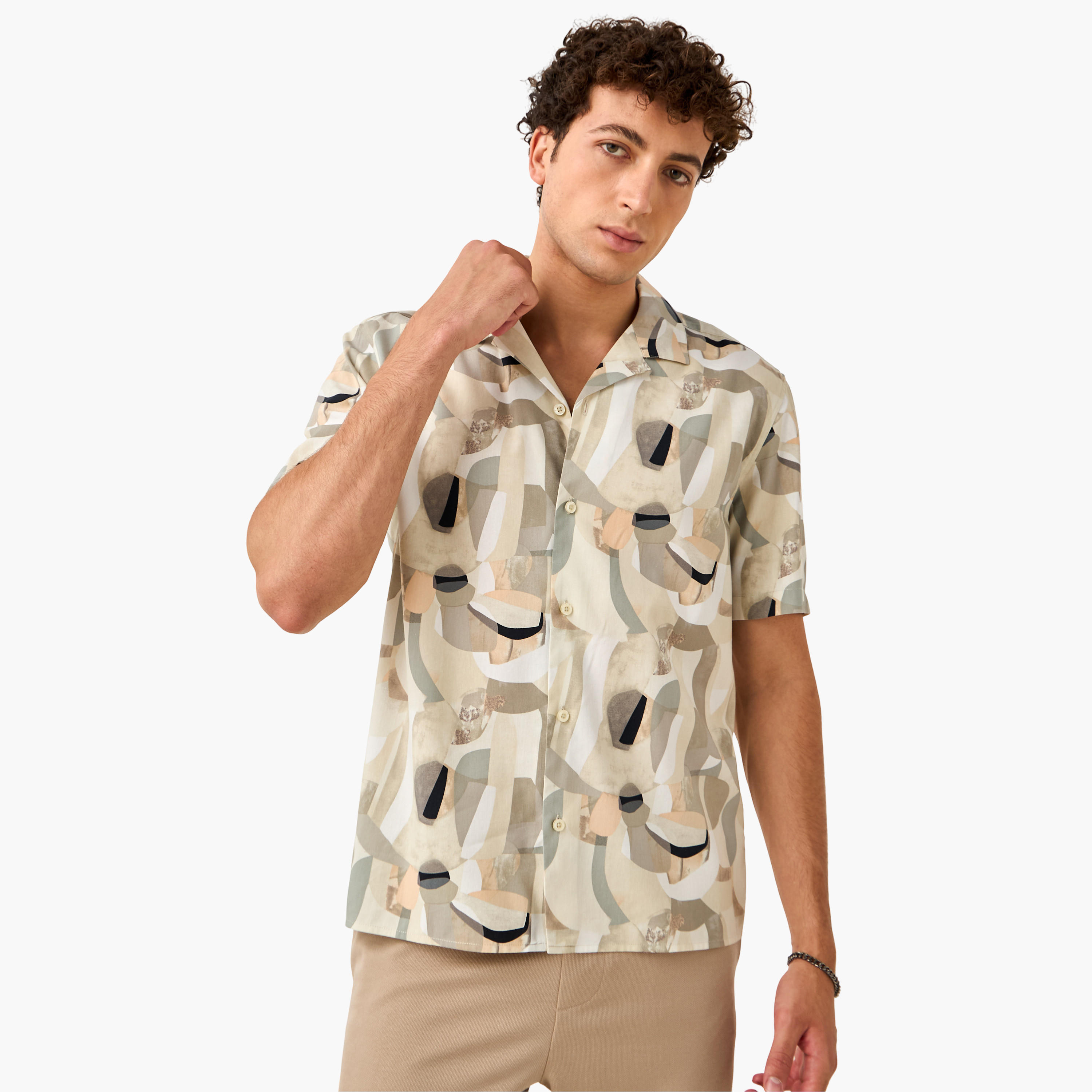 قميص بقصّة عادية وياقة وطبعات-men-clothing-shirts-image-5