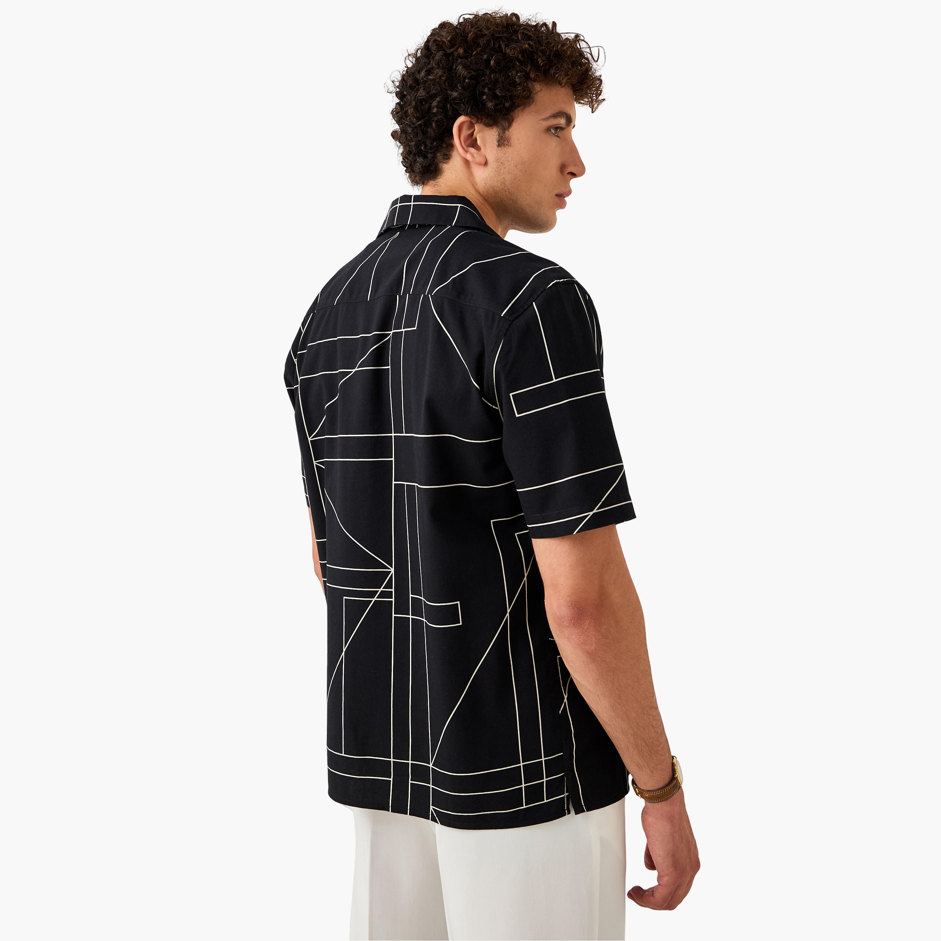 قميص بقصّة عادية وياقة وطبعات-men-clothing-shirts-image-3