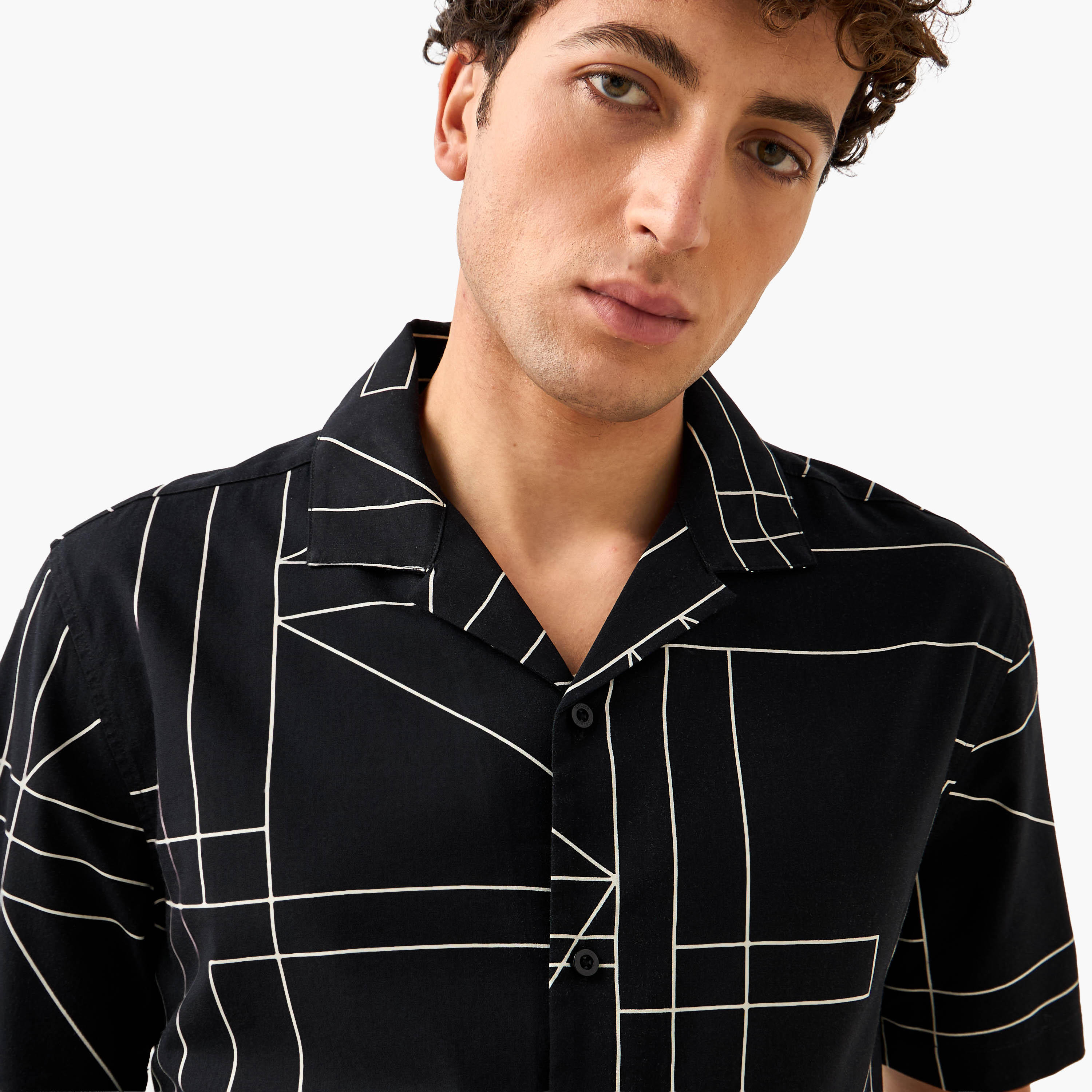 قميص بقصّة عادية وياقة وطبعات-men-clothing-shirts-image-2