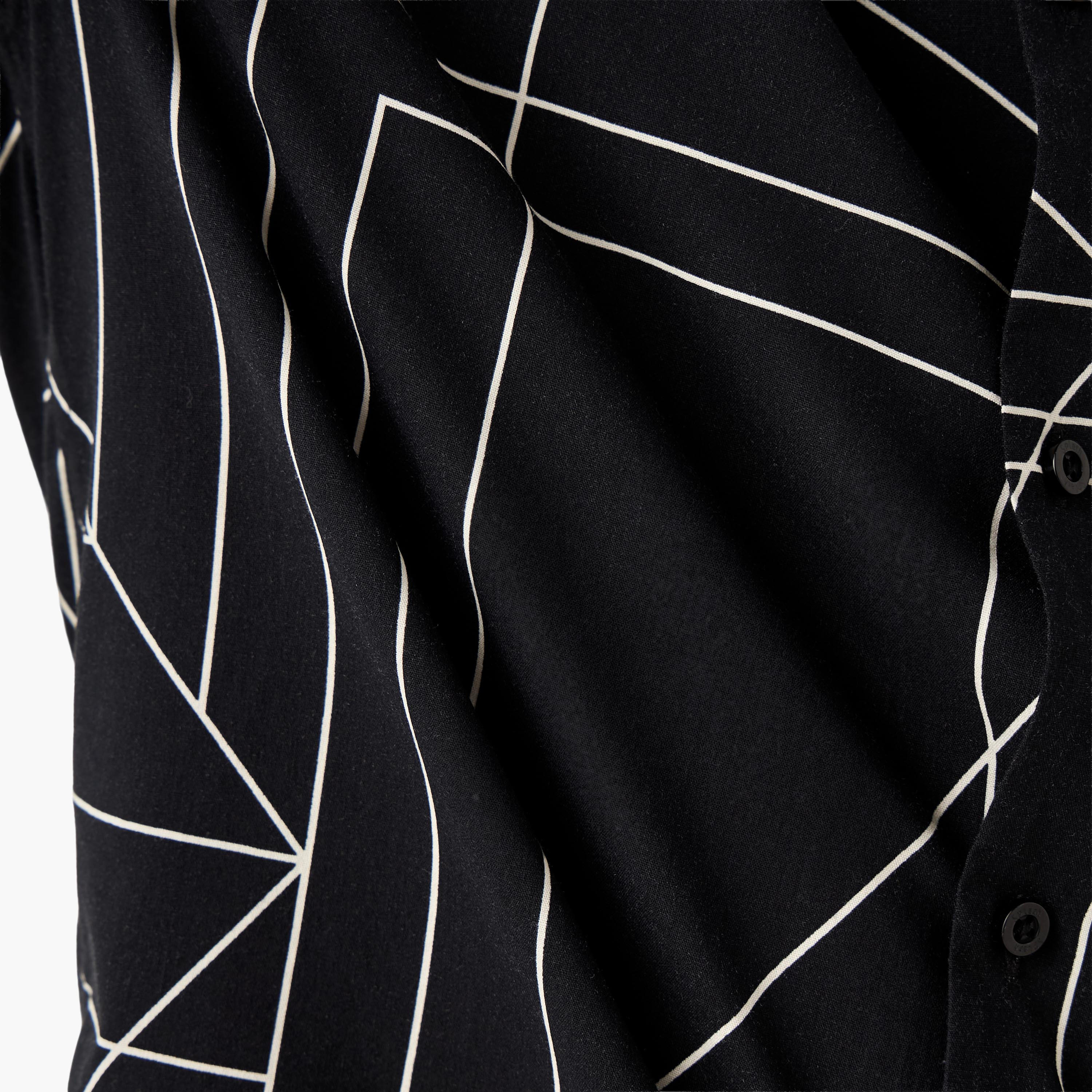 قميص بقصّة عادية وياقة وطبعات-men-clothing-shirts-image-1