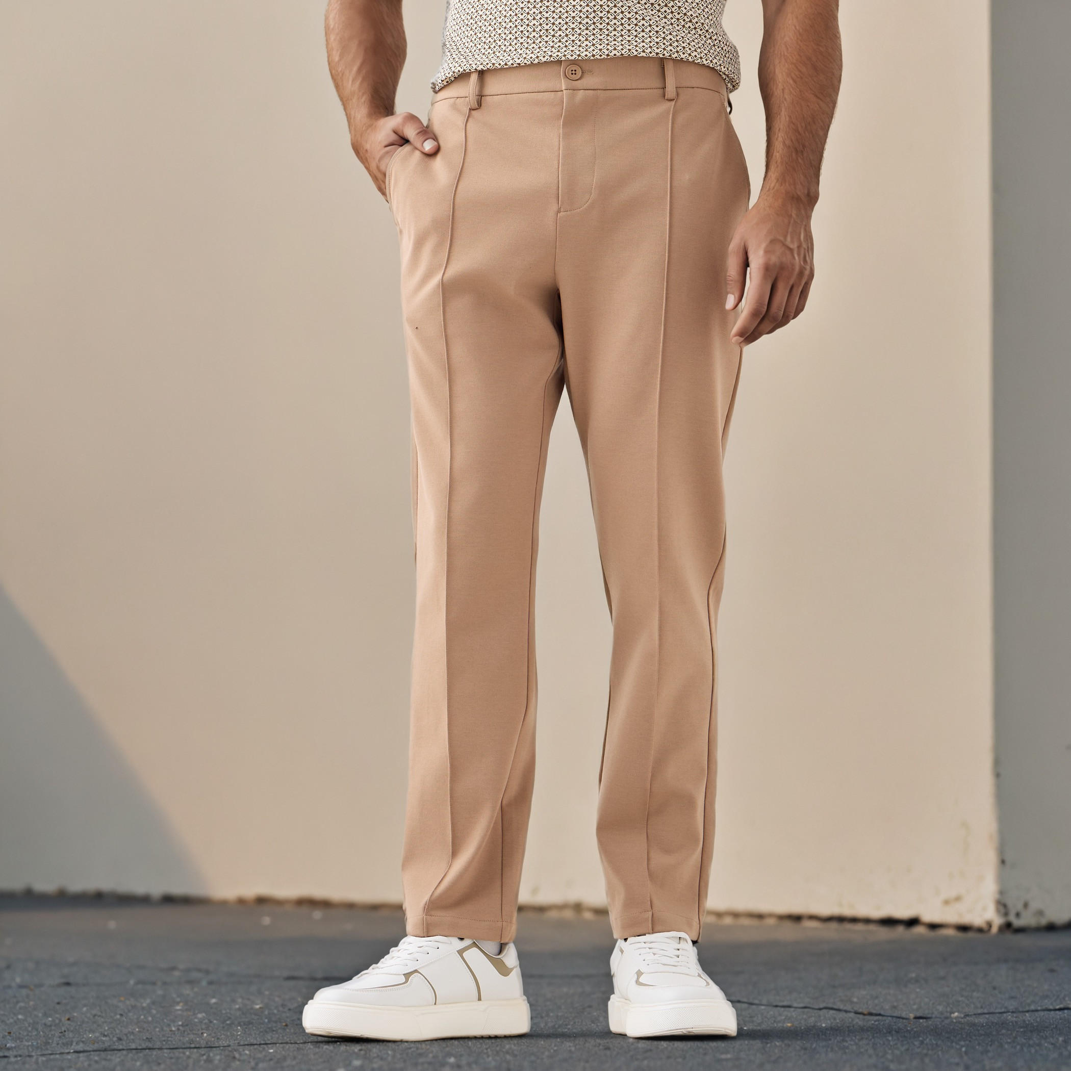 بنطلون بقصة عادية وخصر مرن وجيوب-men-clothing-bottoms-trousersandchinos-trousers-image-1