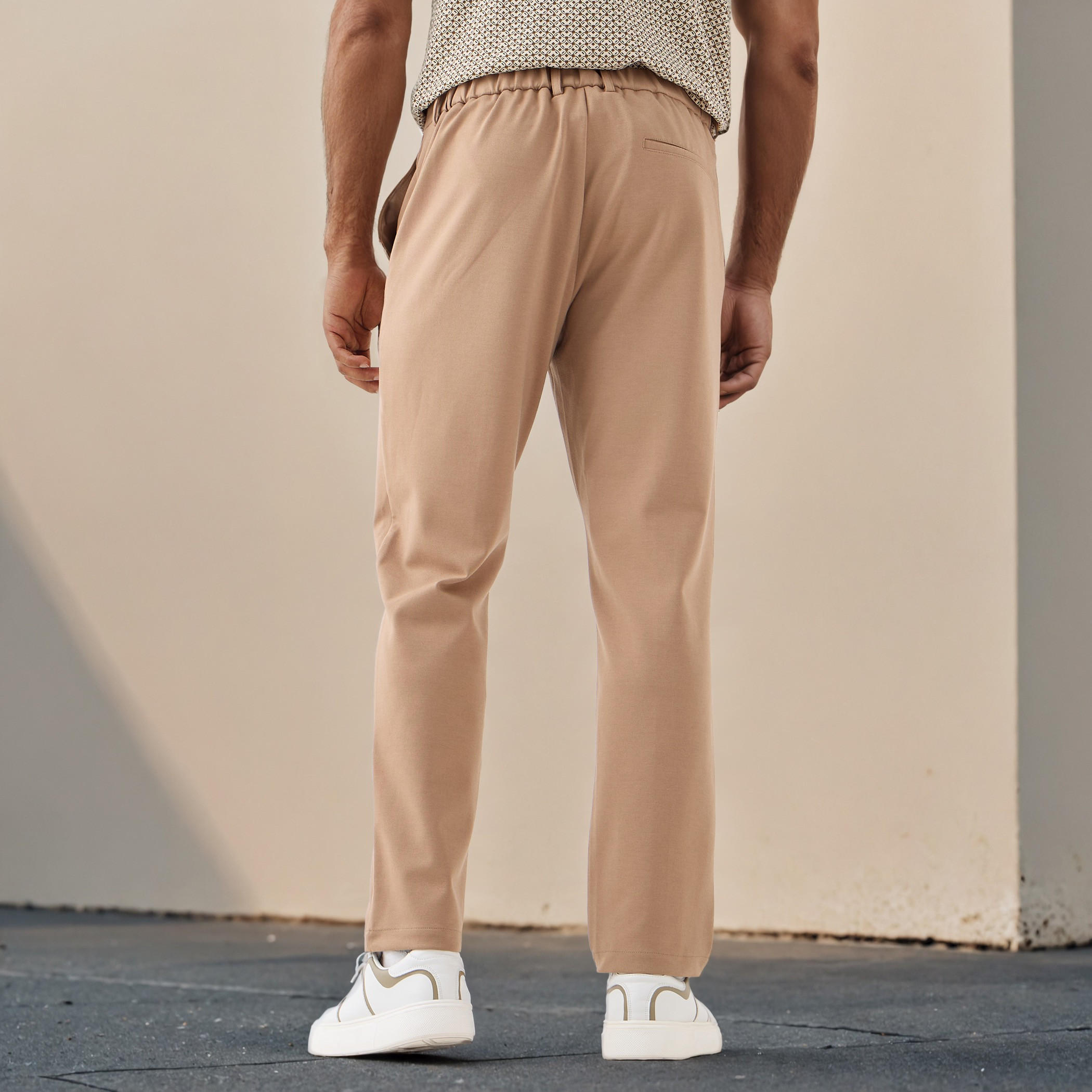 بنطلون بقصة عادية وخصر مرن وجيوب-men-clothing-bottoms-trousersandchinos-trousers-image-3