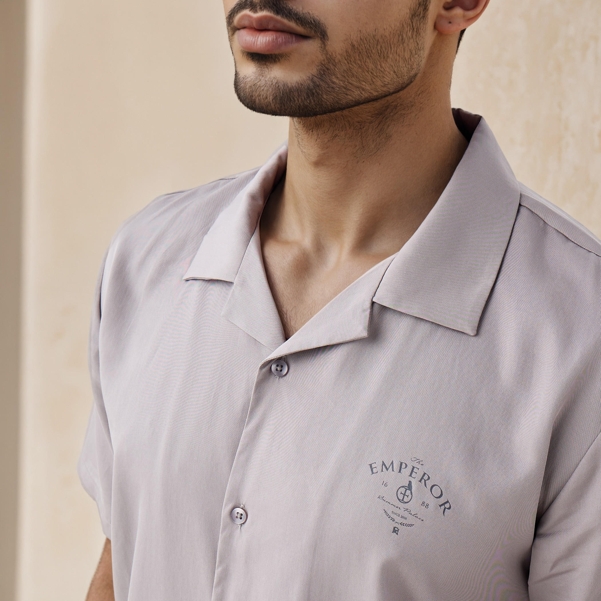 قميص بطبعات وقصة عادية وياقة كامب من إمبيرور-men-clothing-shirts-image-2