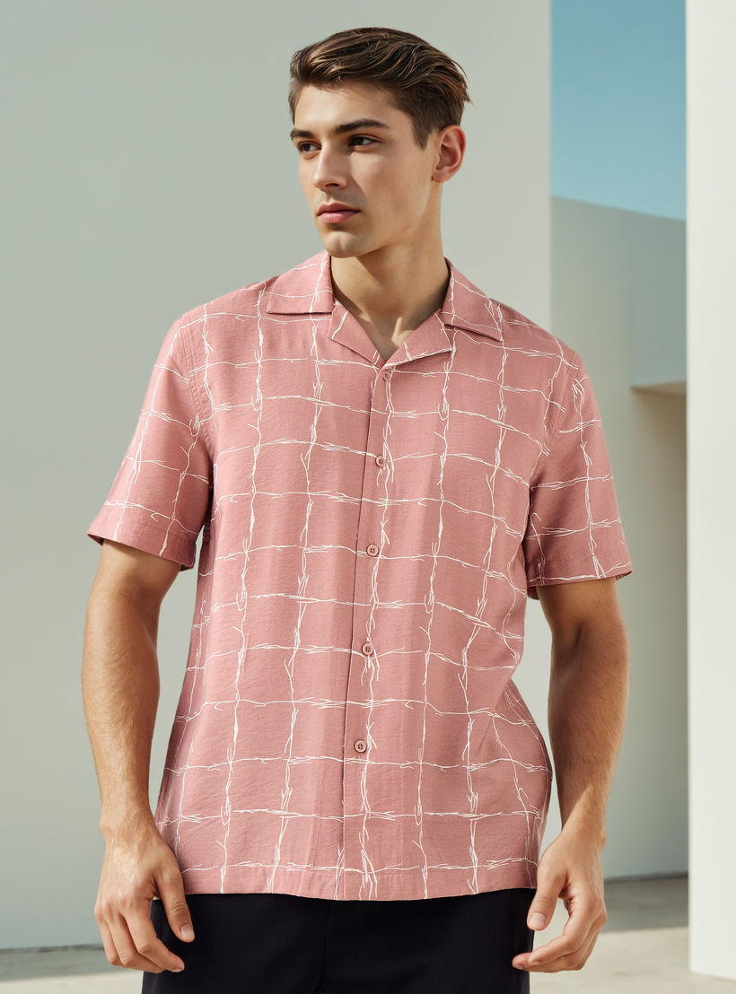 قميص بطبعات وياقة كامب-men-clothing-shirts-image-1