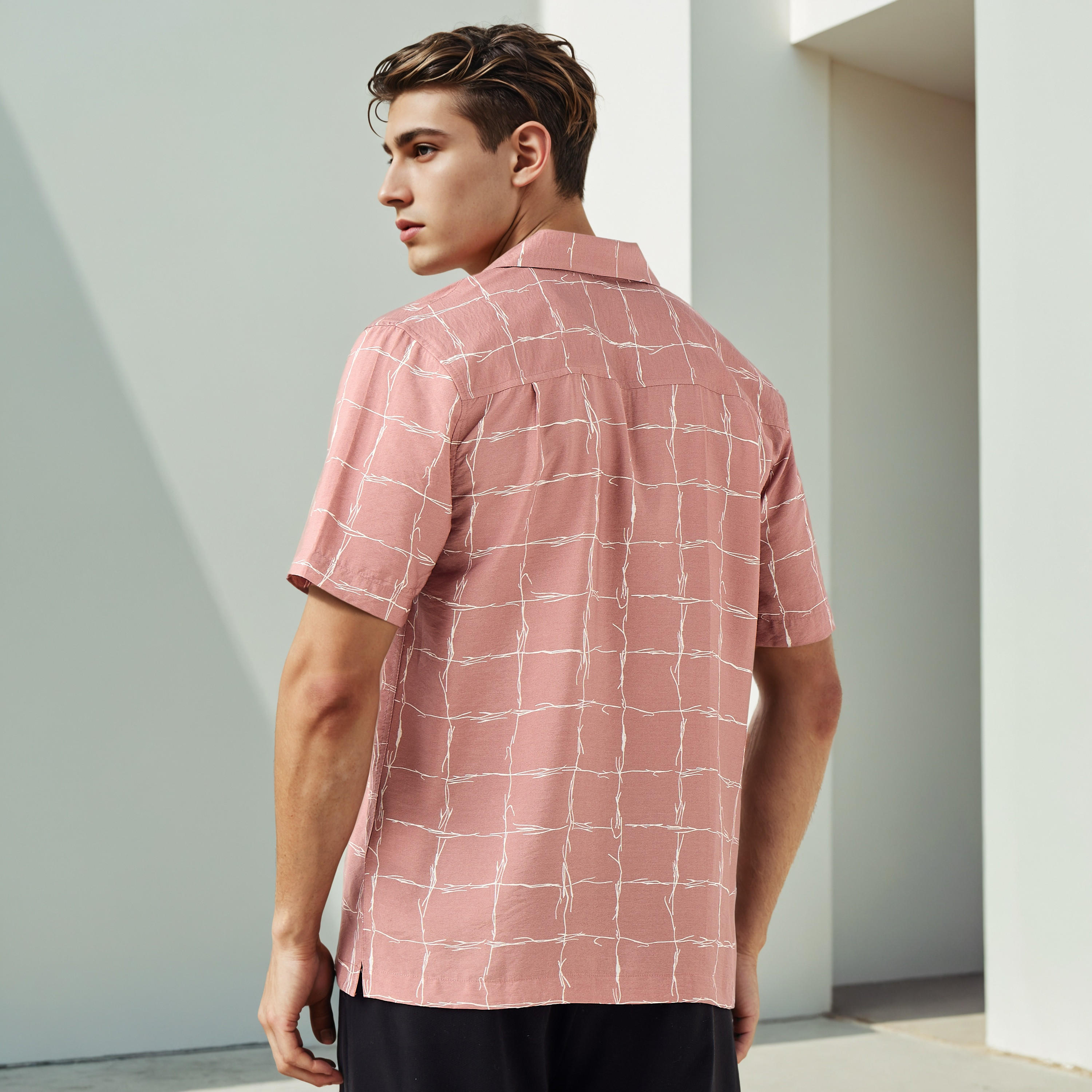 قميص بطبعات وياقة كامب-men-clothing-shirts-image-3