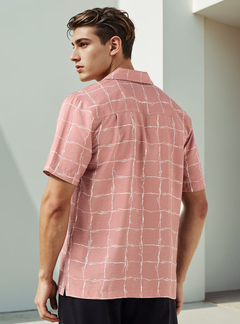 قميص بطبعات وياقة كامب-men-clothing-shirts-image-3