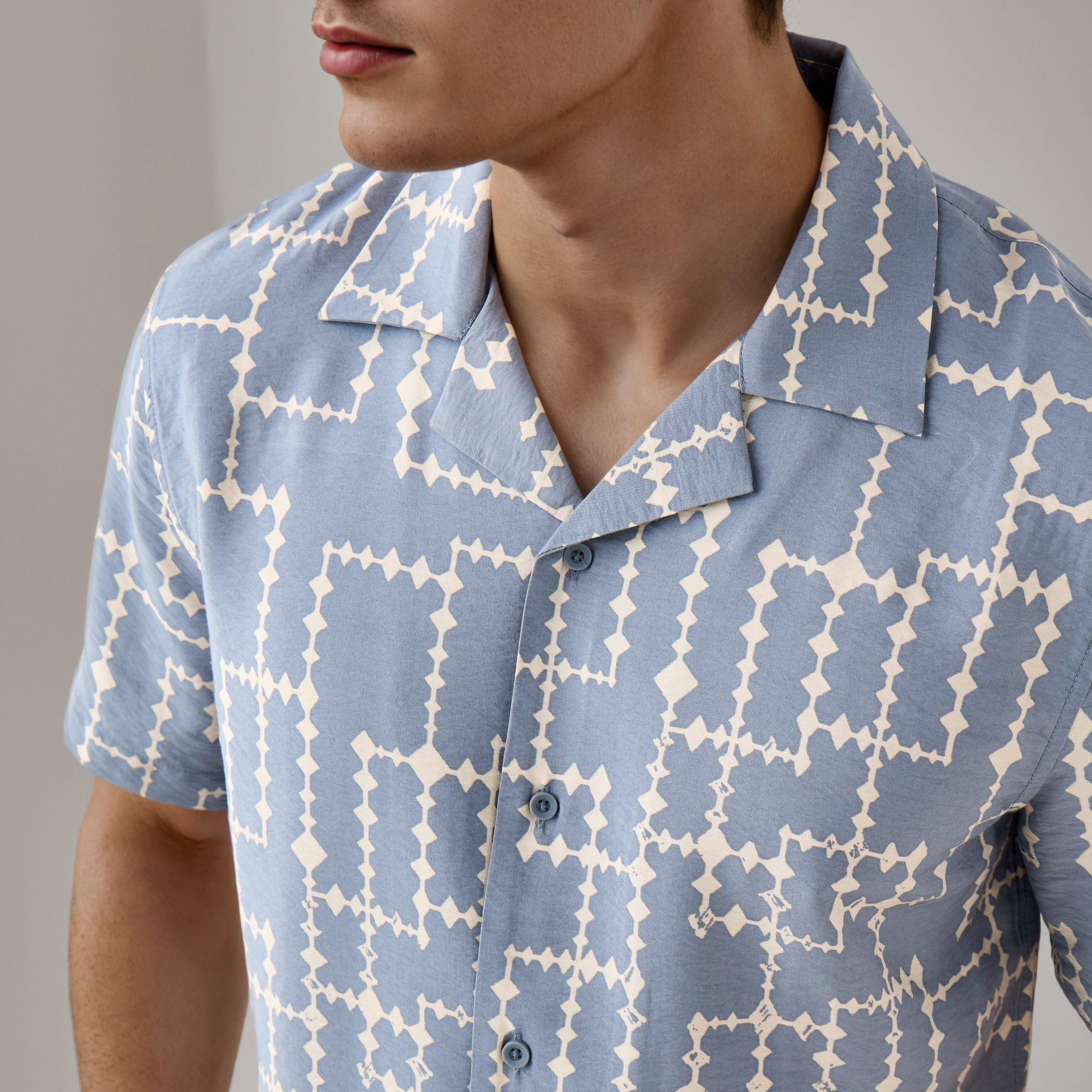 قميص بطبعات وياقة كامب-men-clothing-shirts-image-4