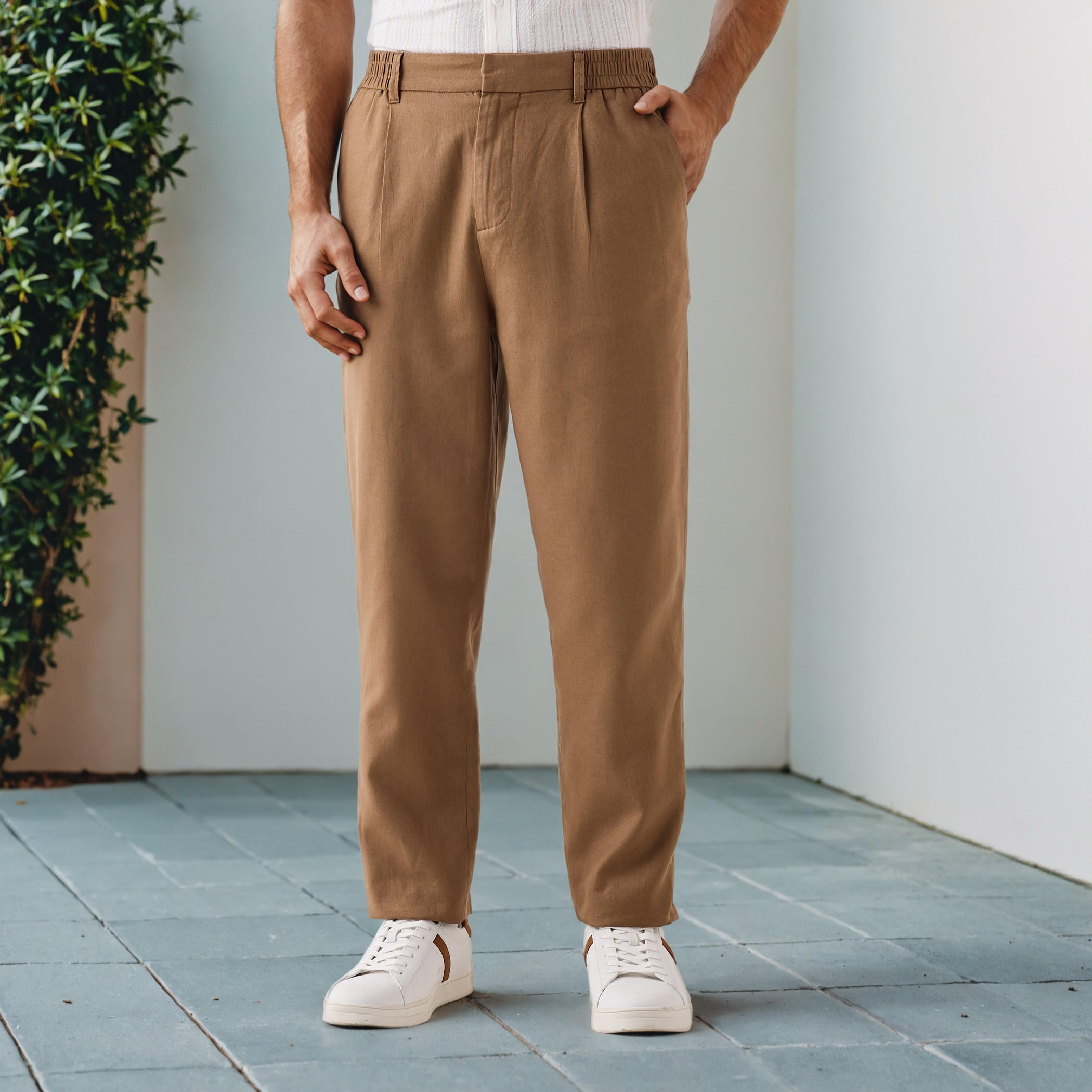 بنطلون كتان بكسرات وقصة مريحة وخصر مرن-men-clothing-bottoms-trousersandchinos-trousers-image-1