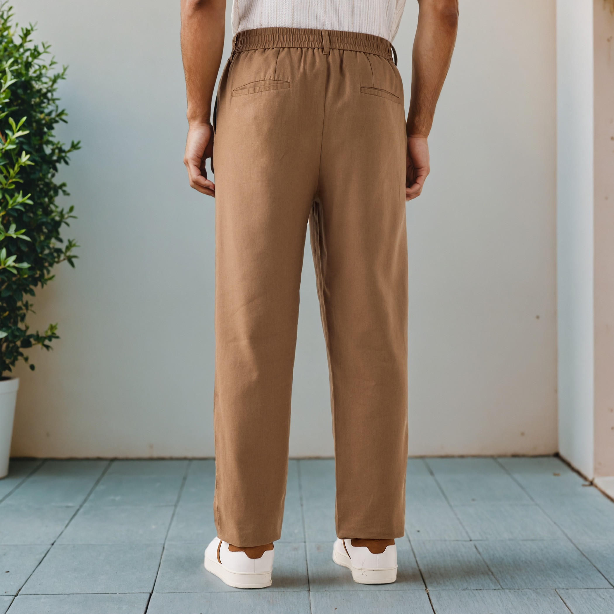 بنطلون كتان بكسرات وقصة مريحة وخصر مرن-men-clothing-bottoms-trousersandchinos-trousers-image-3
