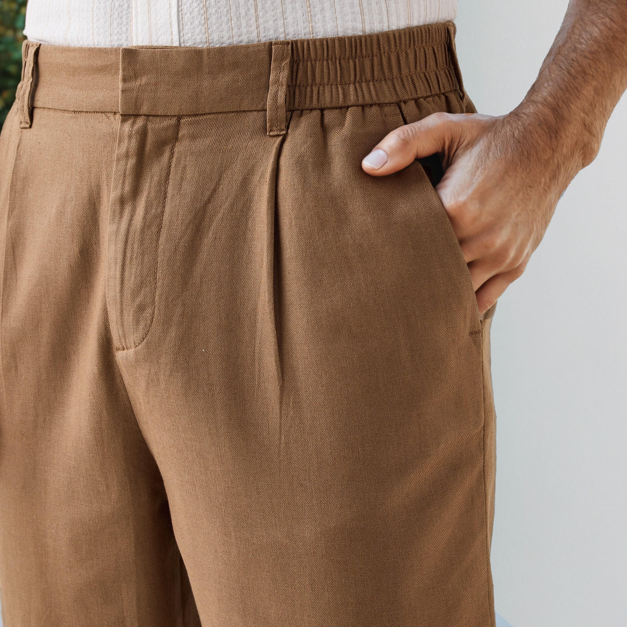 بنطلون كتان بكسرات وقصة مريحة وخصر مرن-men-clothing-bottoms-trousersandchinos-trousers-image-4