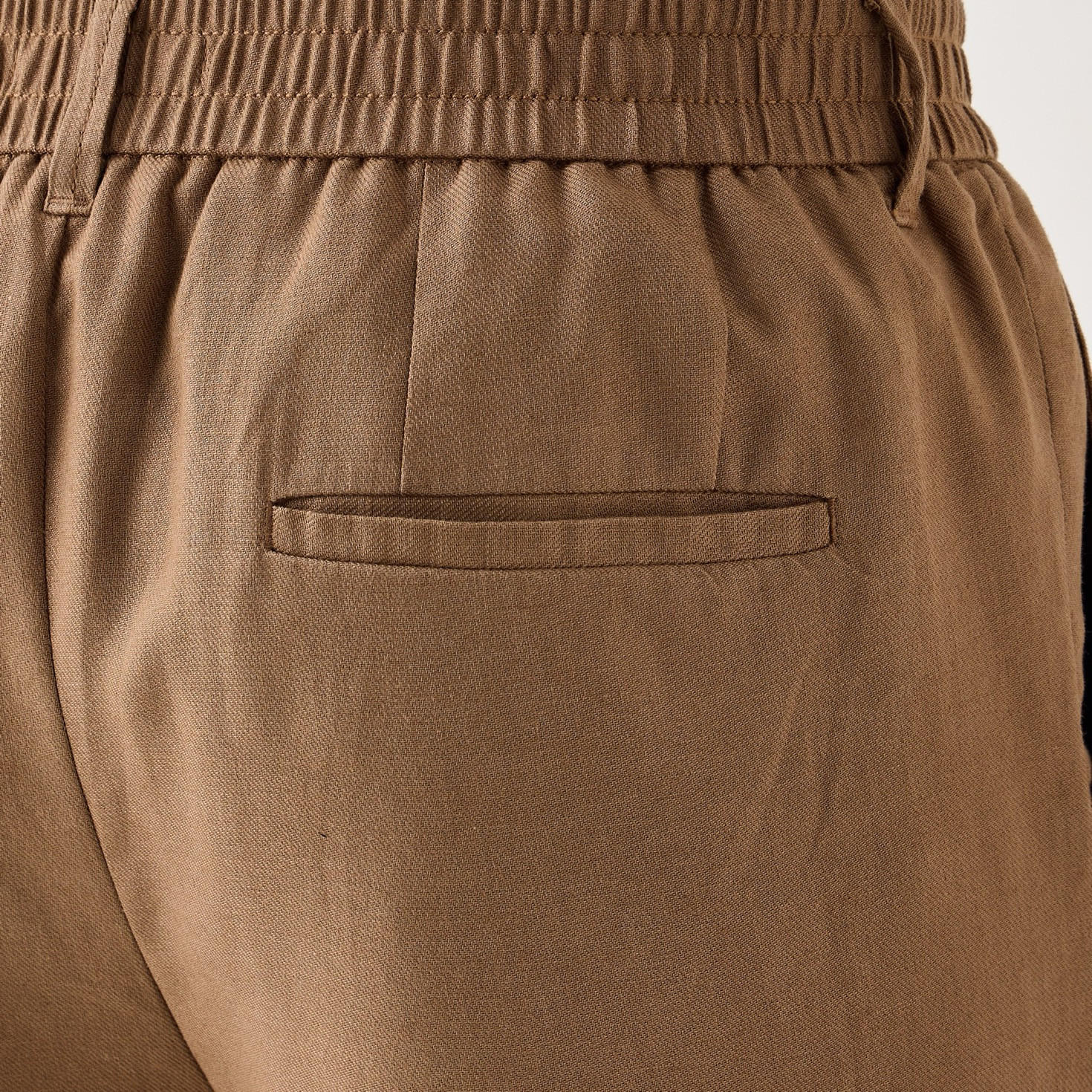 بنطلون كتان بكسرات وقصة مريحة وخصر مرن-men-clothing-bottoms-trousersandchinos-trousers-image-5
