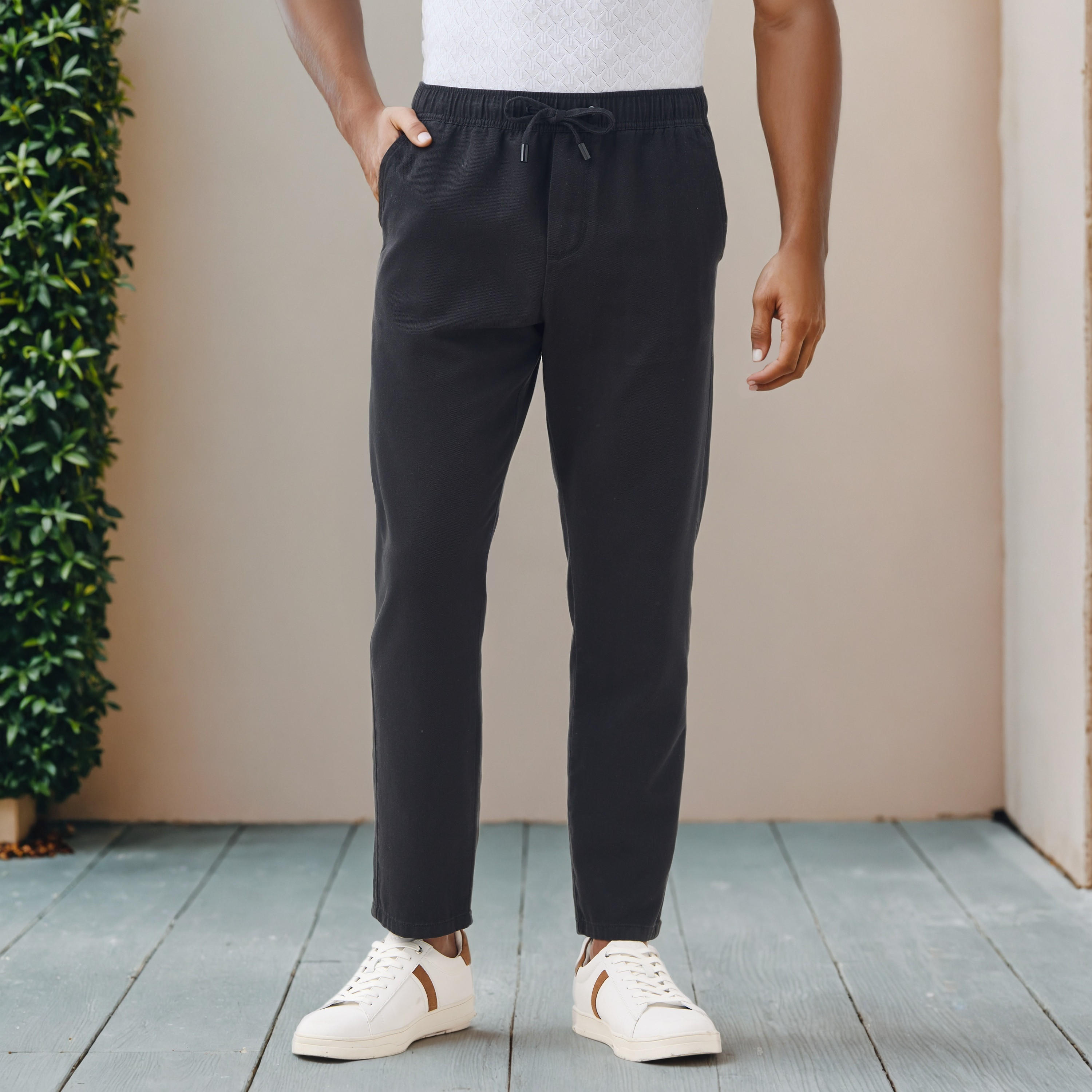 بنطلون بقصّة عادية وخصر مطاطي-men-clothing-bottoms-trousersandchinos-trousers-image-1