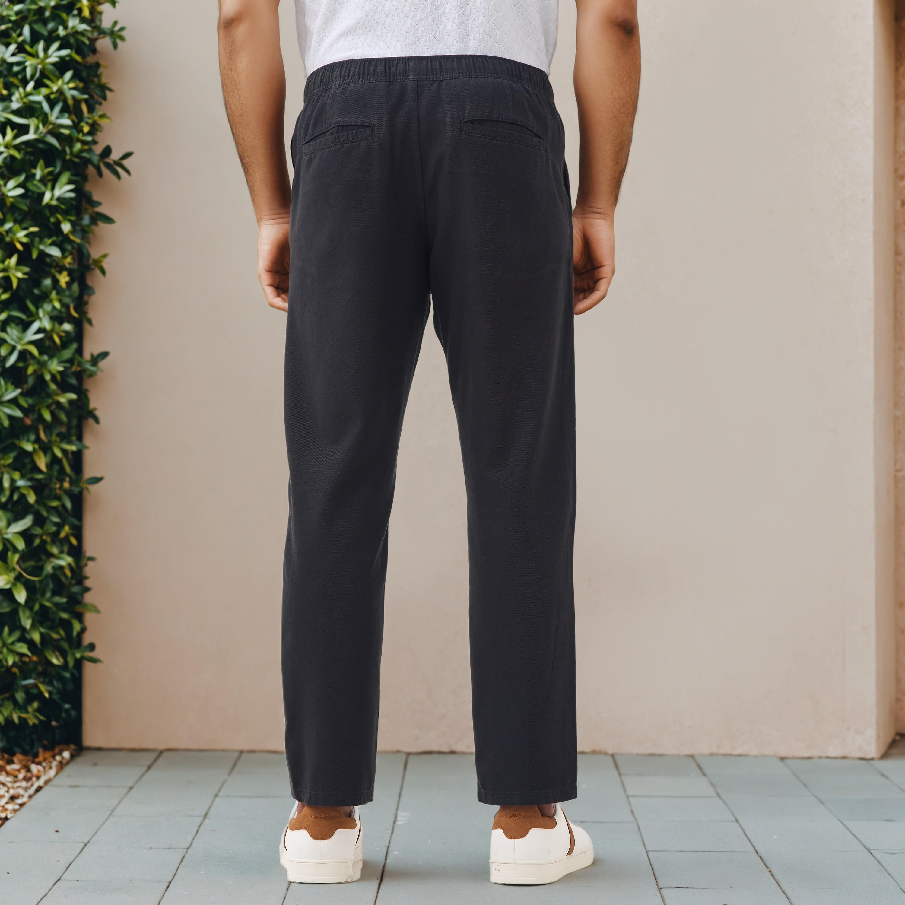 بنطلون بقصّة عادية وخصر مطاطي-men-clothing-bottoms-trousersandchinos-trousers-image-3