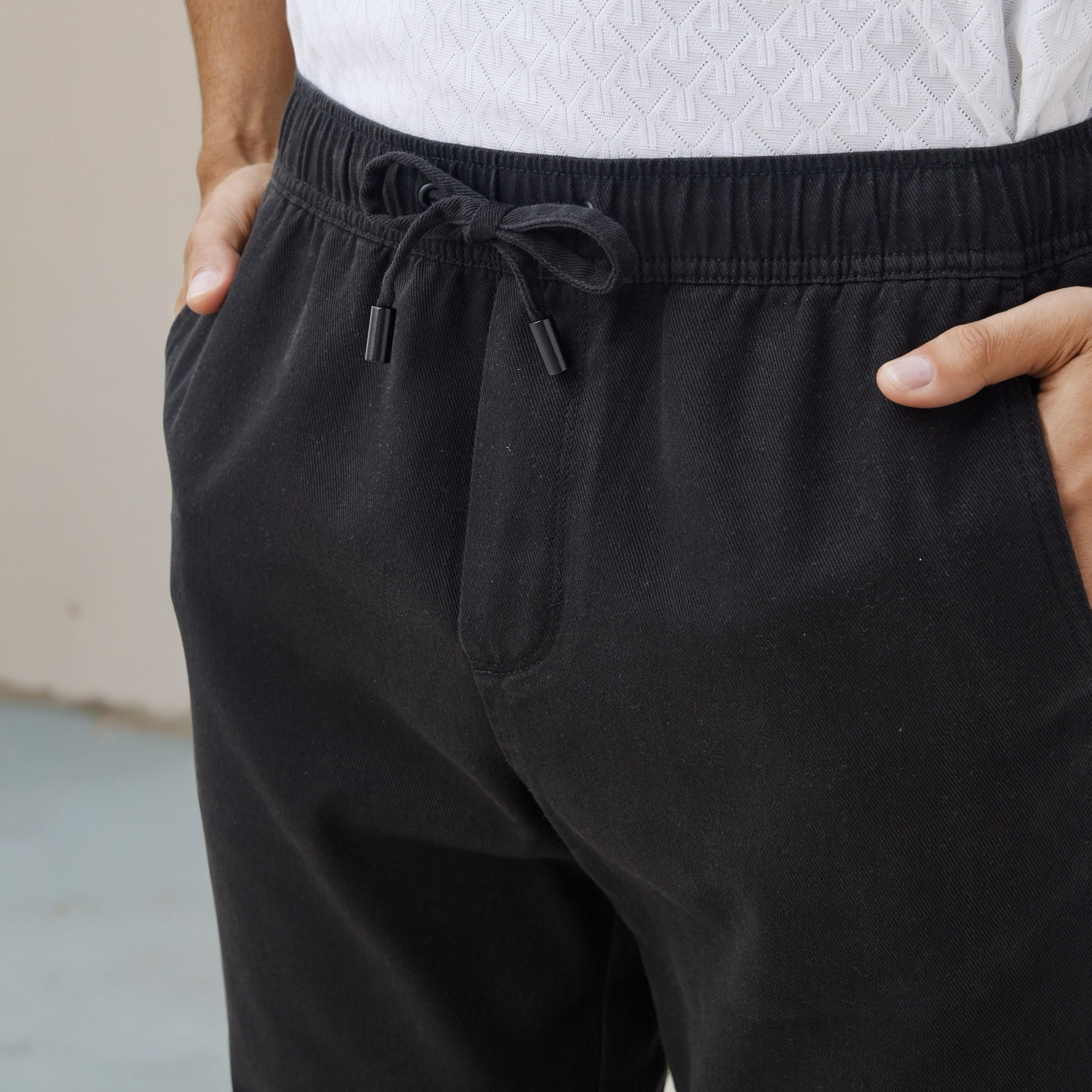 بنطلون بقصّة عادية وخصر مطاطي-men-clothing-bottoms-trousersandchinos-trousers-image-4