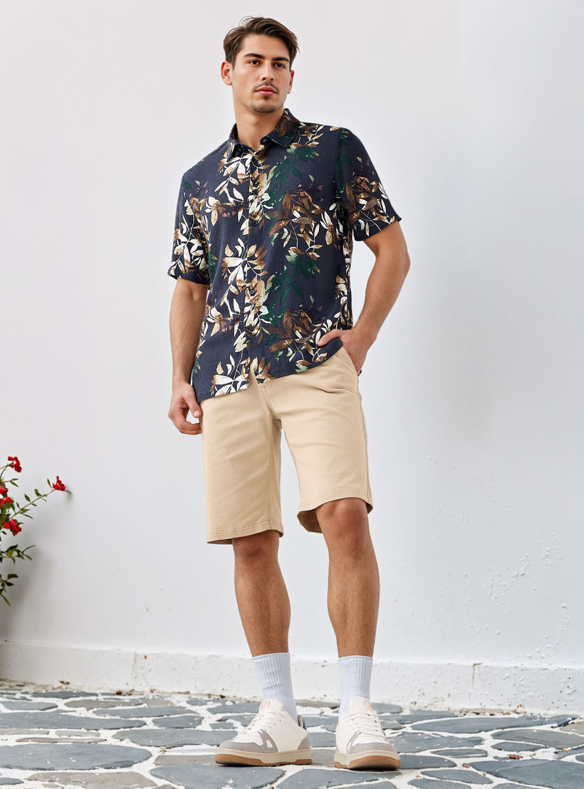 قميص بقصة عادية وطبعات نباتية-men-clothing-shirts-image-2