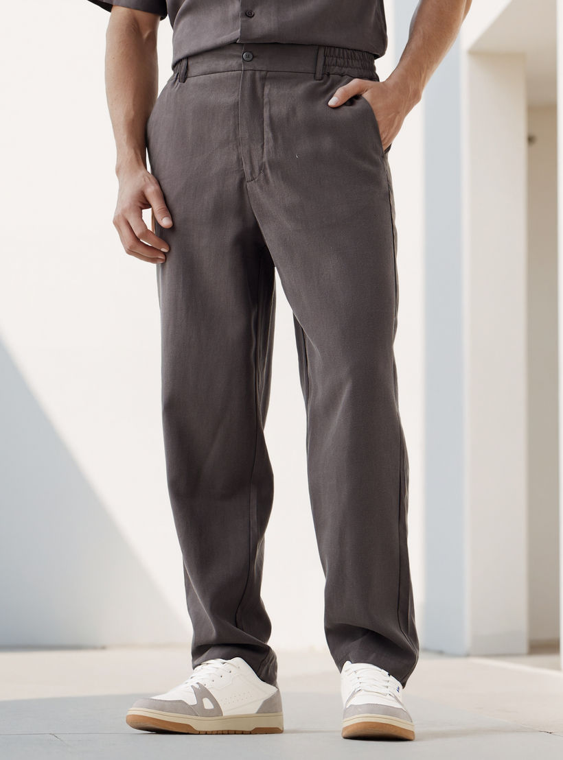 بنطلون بقصة عادية وخصر مرن-men-clothing-trousersandchinos-trousers-image-1