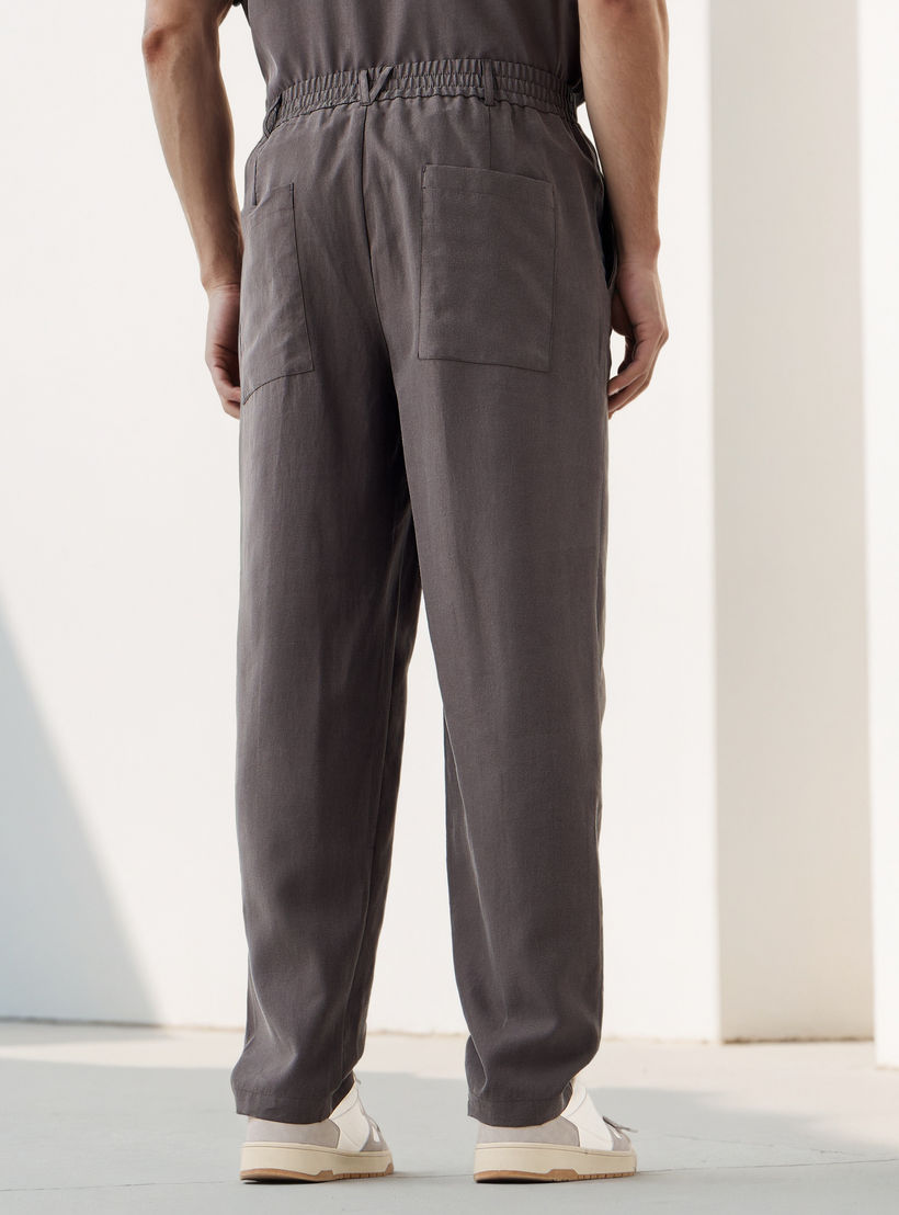 بنطلون بقصة عادية وخصر مرن-men-clothing-trousersandchinos-trousers-image-3