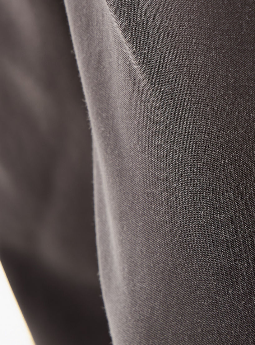 بنطلون بقصة عادية وخصر مرن-men-clothing-trousersandchinos-trousers-image-5