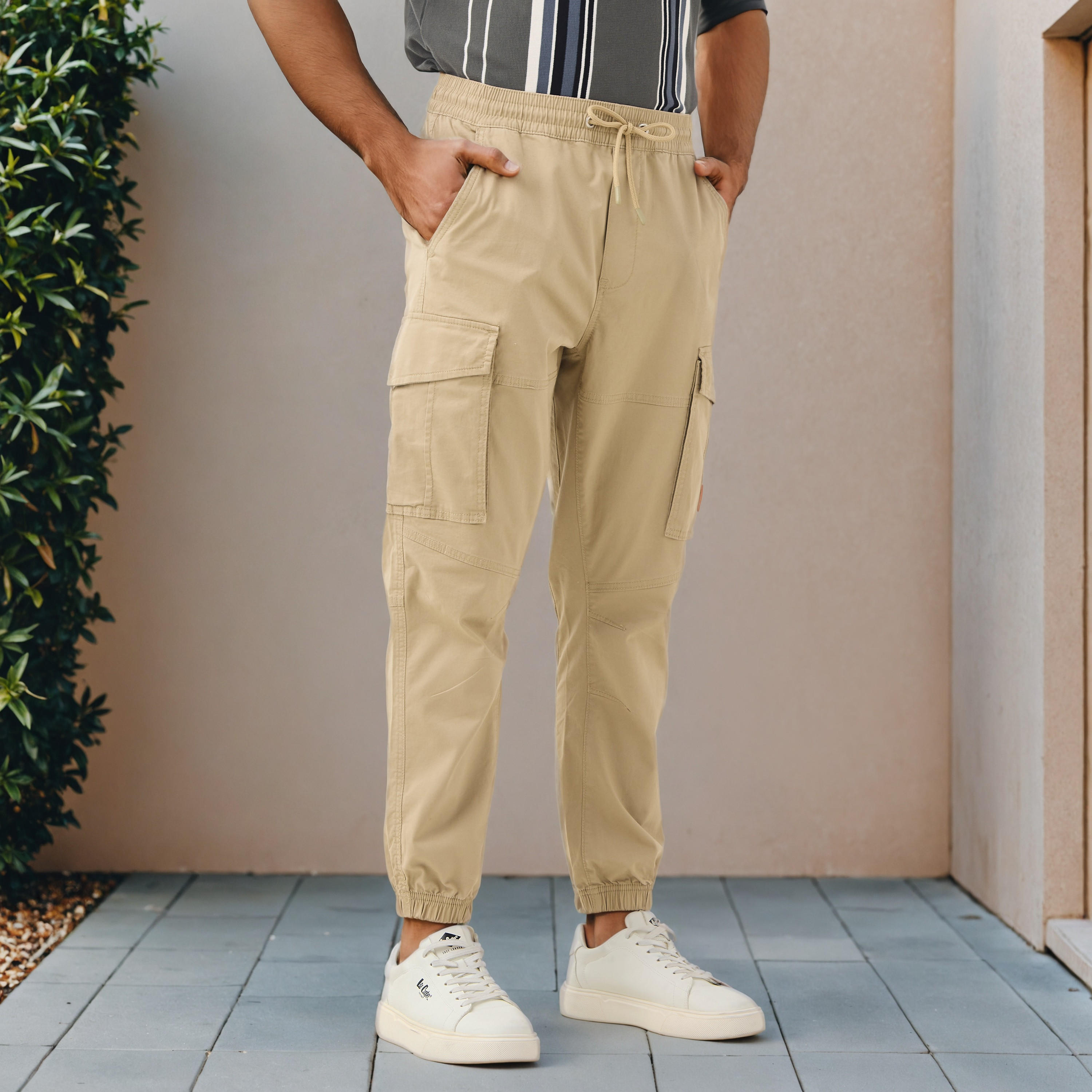 بنطلون رياضي كارجو باجي بجيوب وخصر مطاطي-men-clothing-bottoms-joggers-image-1