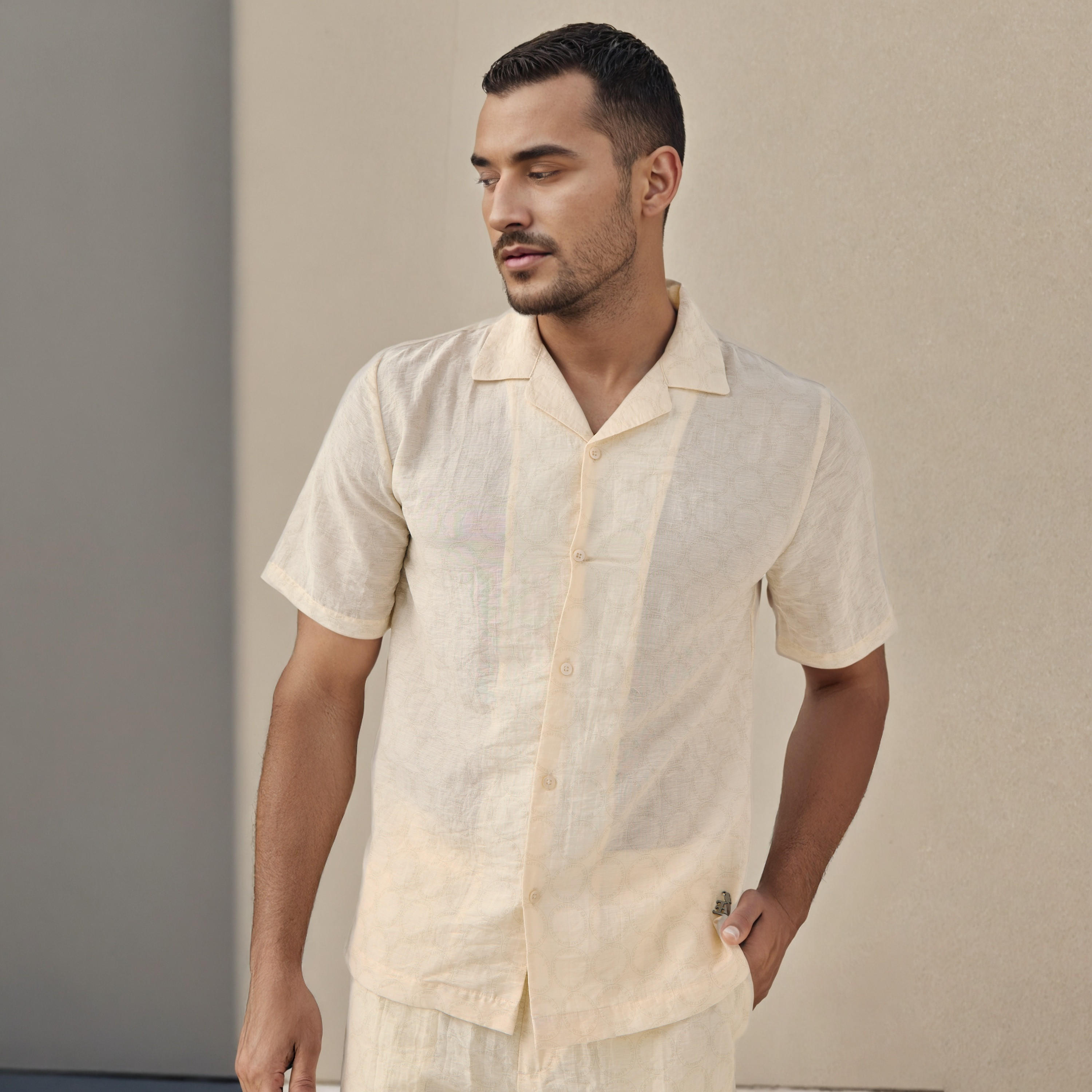 قميص بقصة عادية وطبعات شعار وياقة كامب من إمبيرور-men-clothing-shirts-image-1