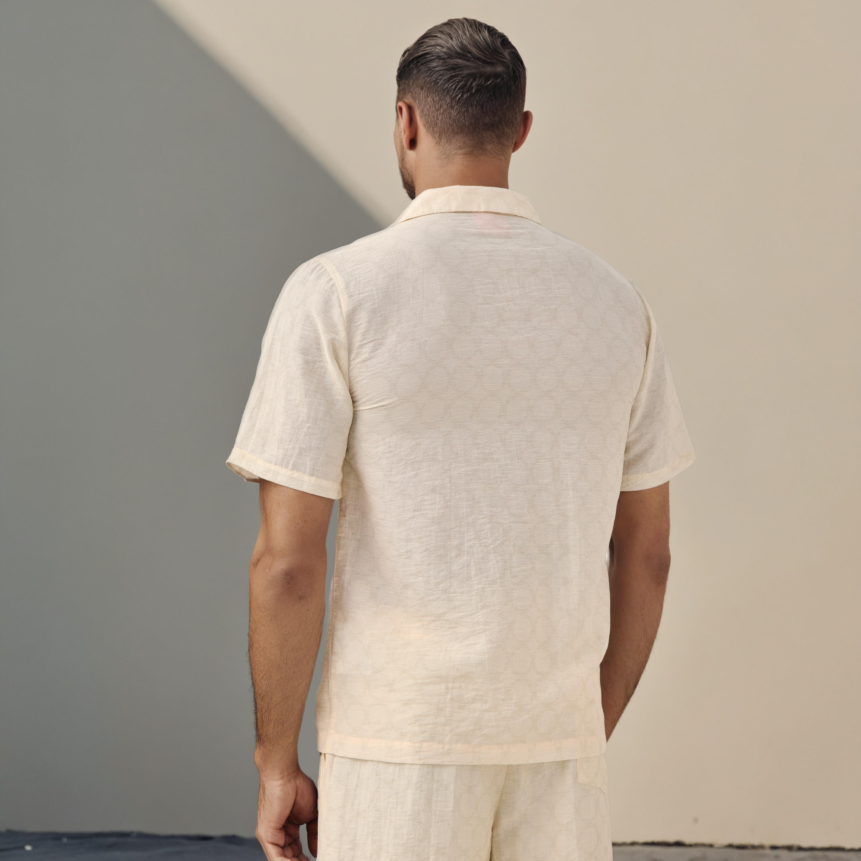 قميص بقصة عادية وطبعات شعار وياقة كامب من إمبيرور-men-clothing-shirts-image-3