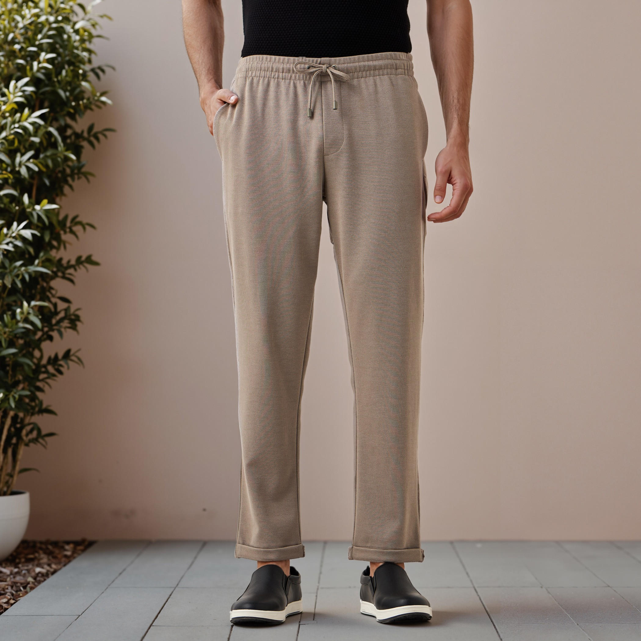 بنطلون بيكيه بقصّة سليم وخصر مطاطي -men-clothing-bottoms-trousersandchinos-trousers-image-1