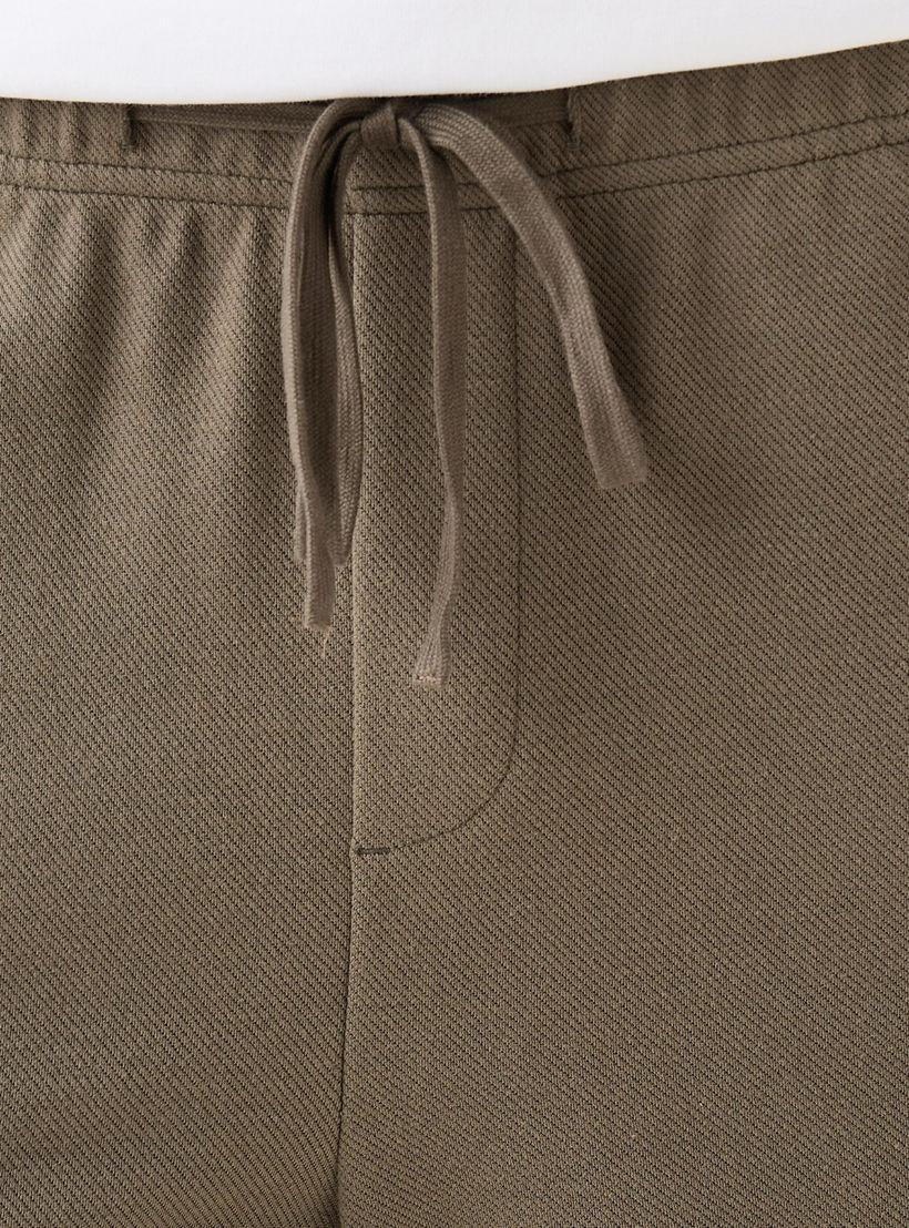 بنطلون رجالي بخصر مرن وقصة عادية وجيوب-men-clothing-bottoms-joggers-image-4