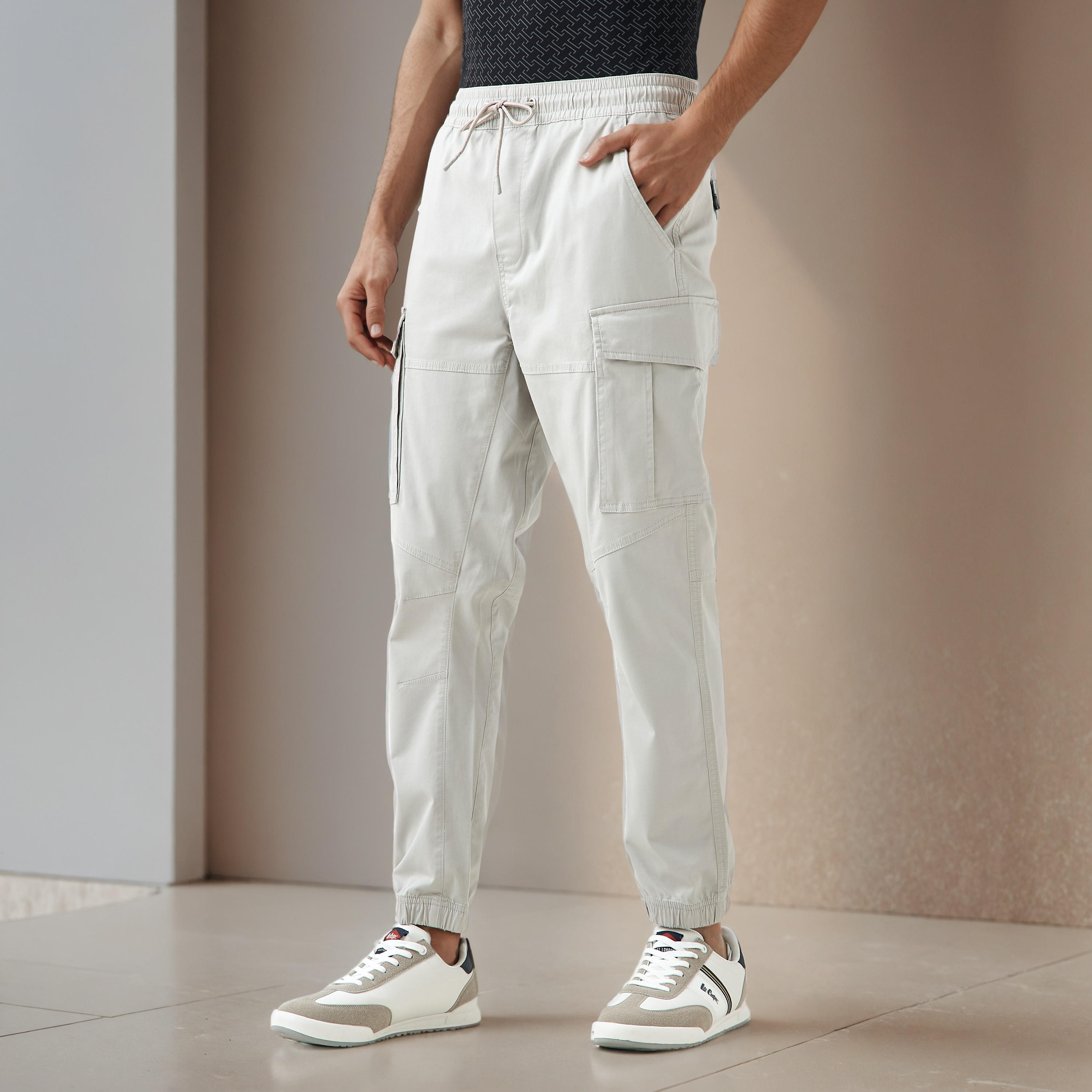 بنطلون رياضي كارجو رجالي بقصّة مريحة وخصر مطاطي-men-clothing-bottoms-joggers-image-1
