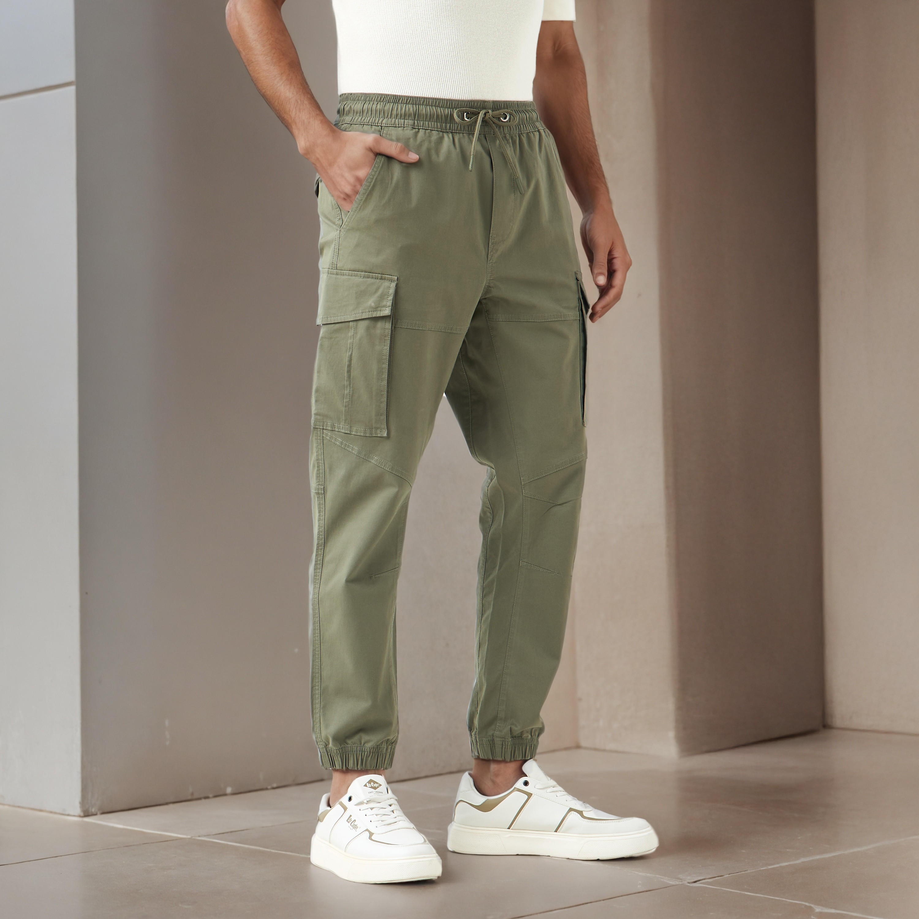 بنطلون رياضي كارجو رجالي بقصّة مريحة وخصر مطاطي-men-clothing-bottoms-joggers-image-1