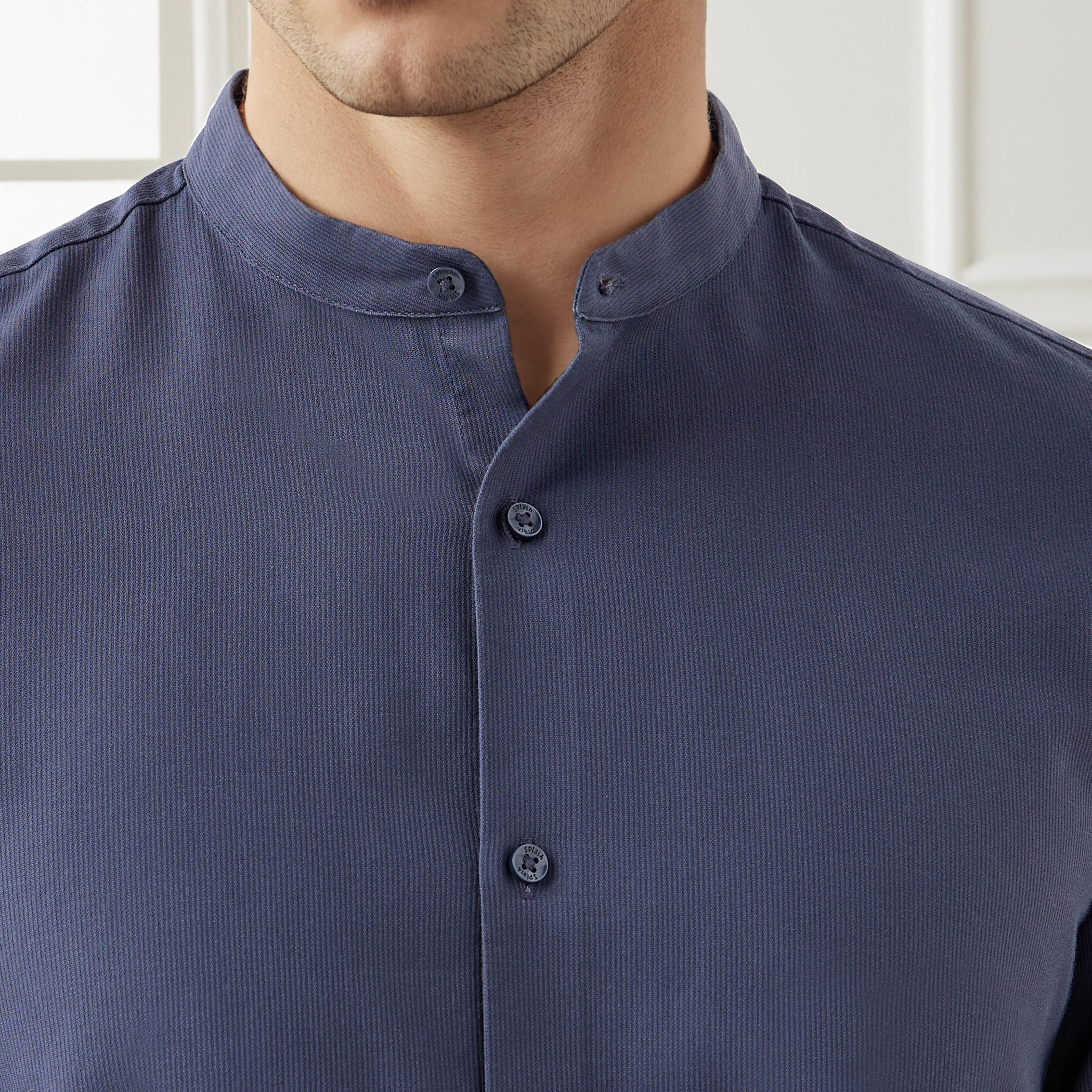 قميص بارز الملمس بياقة ماندرين وقصة عادية-men-clothing-shirts-image-5