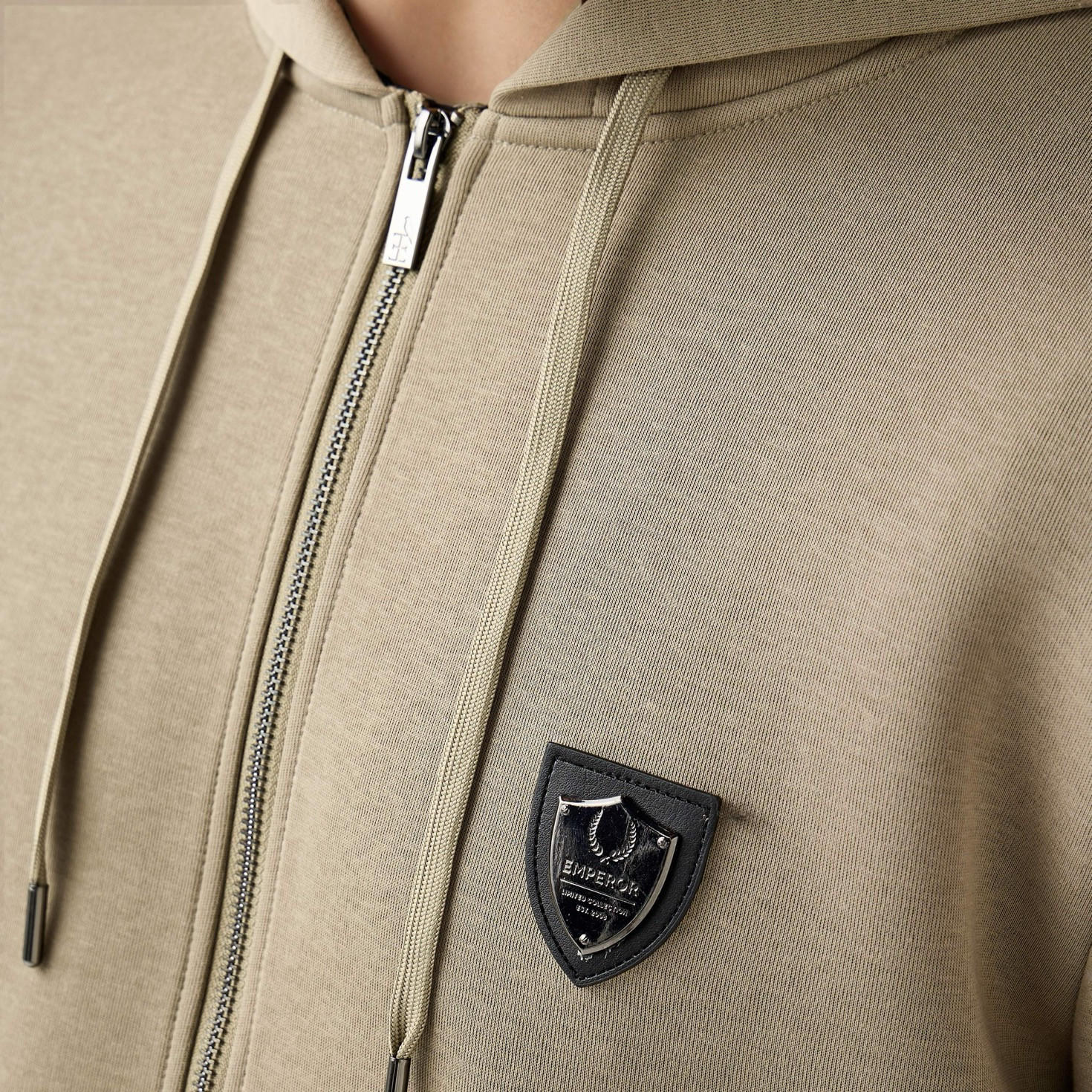 هودي بتفاصيل شعار للرجال من امبيرور-men-winterwear-hoodiesandsweatshirts-image-5