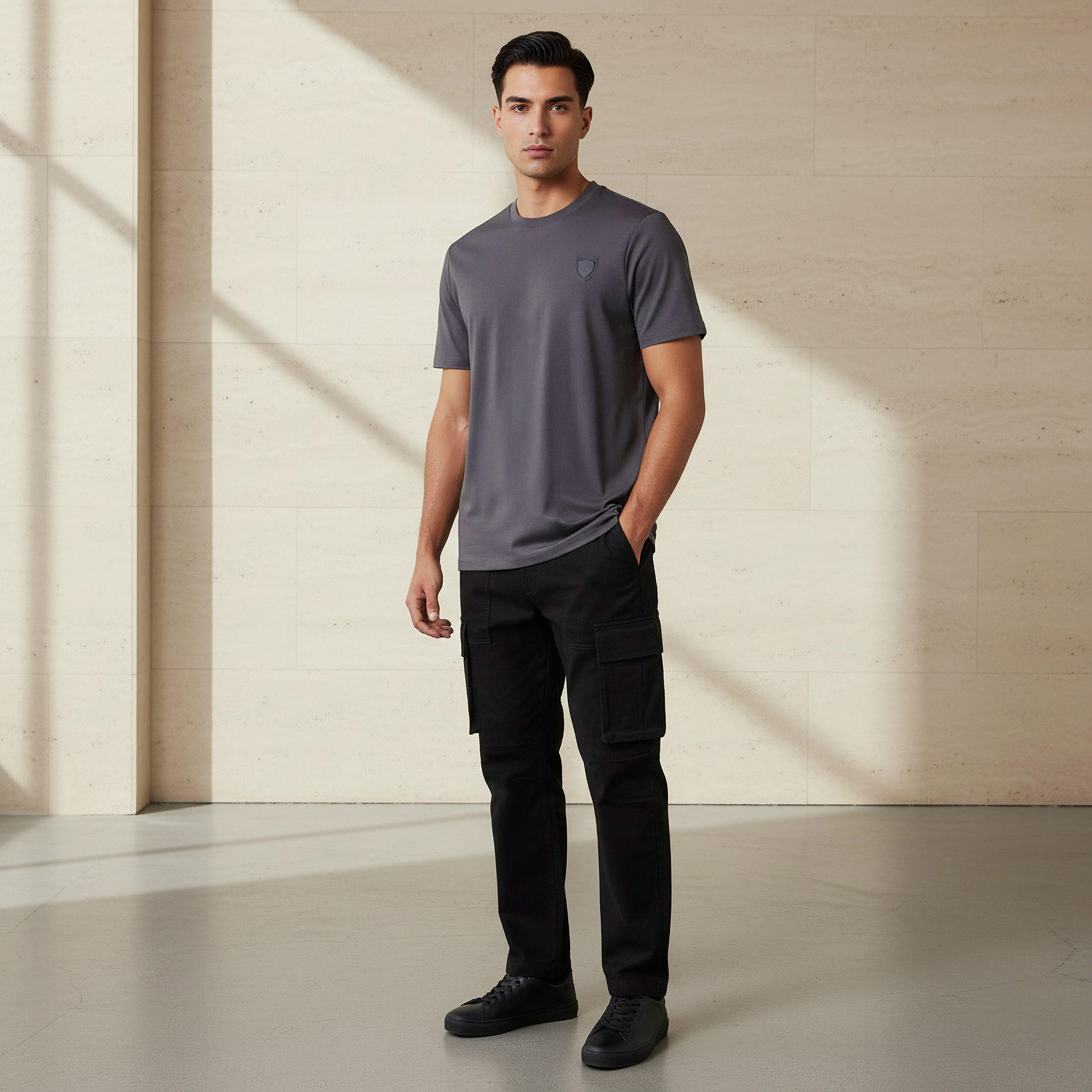تيشيرت مزين بقصّة عادية وياقة ضيقة وأكمام قصيرة للرجال من إمبيرور-men-clothing-tshirtsandpolos-tshirts-image-2