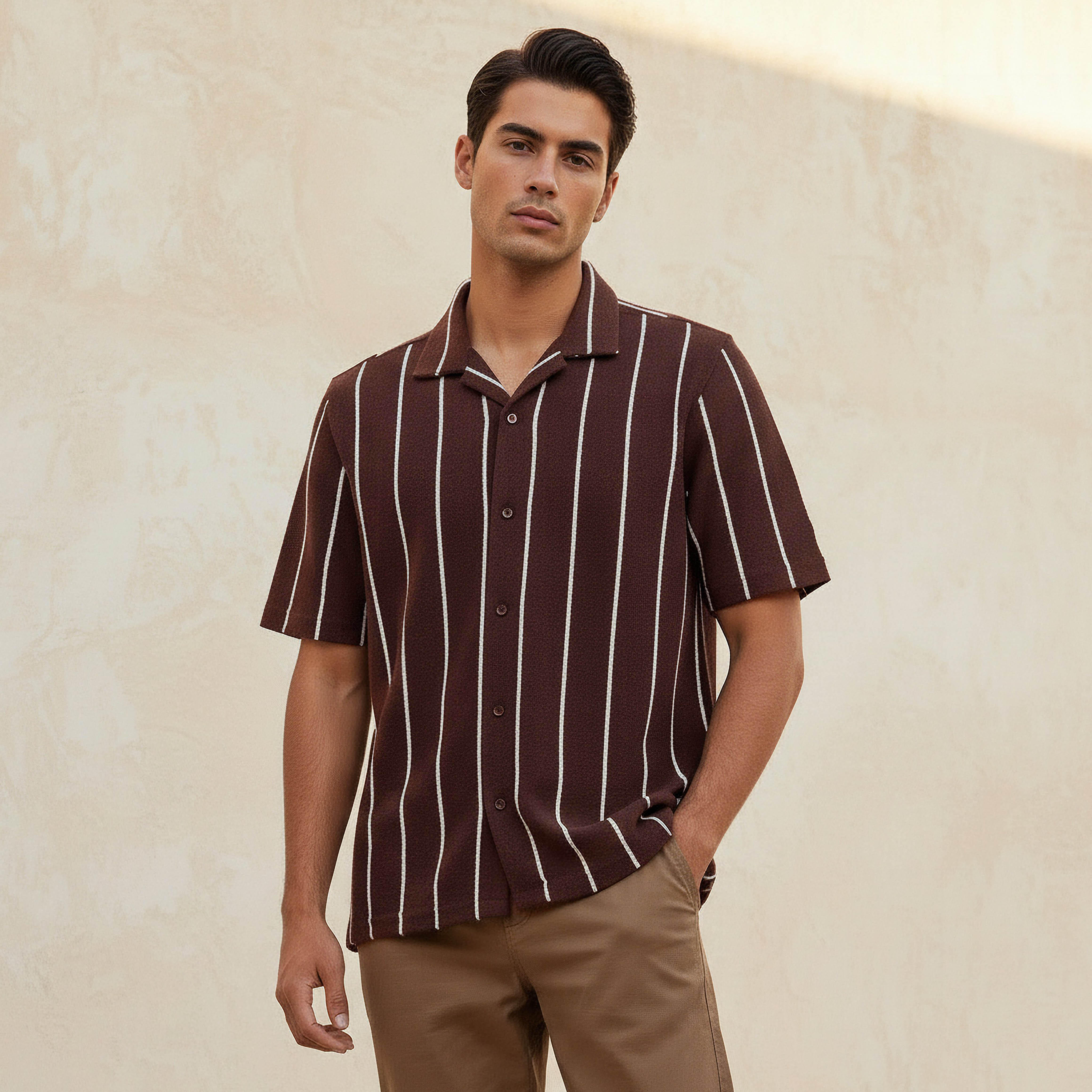 قميص بقصّة عادية وياقة كامب مخططة وأكمام قصيرة للرجال-men-clothing-shirts-image-1