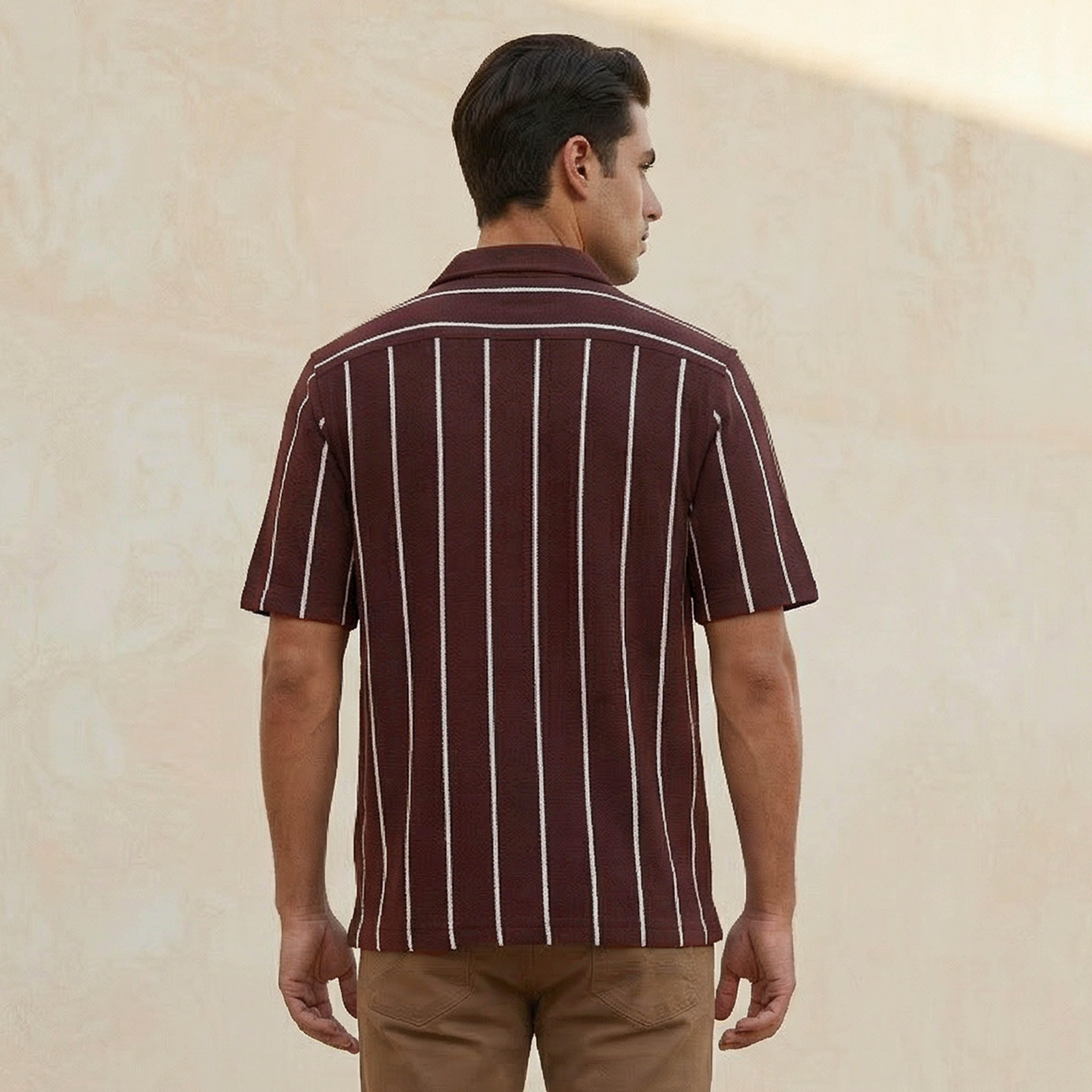 قميص بقصّة عادية وياقة كامب مخططة وأكمام قصيرة للرجال-men-clothing-shirts-image-4