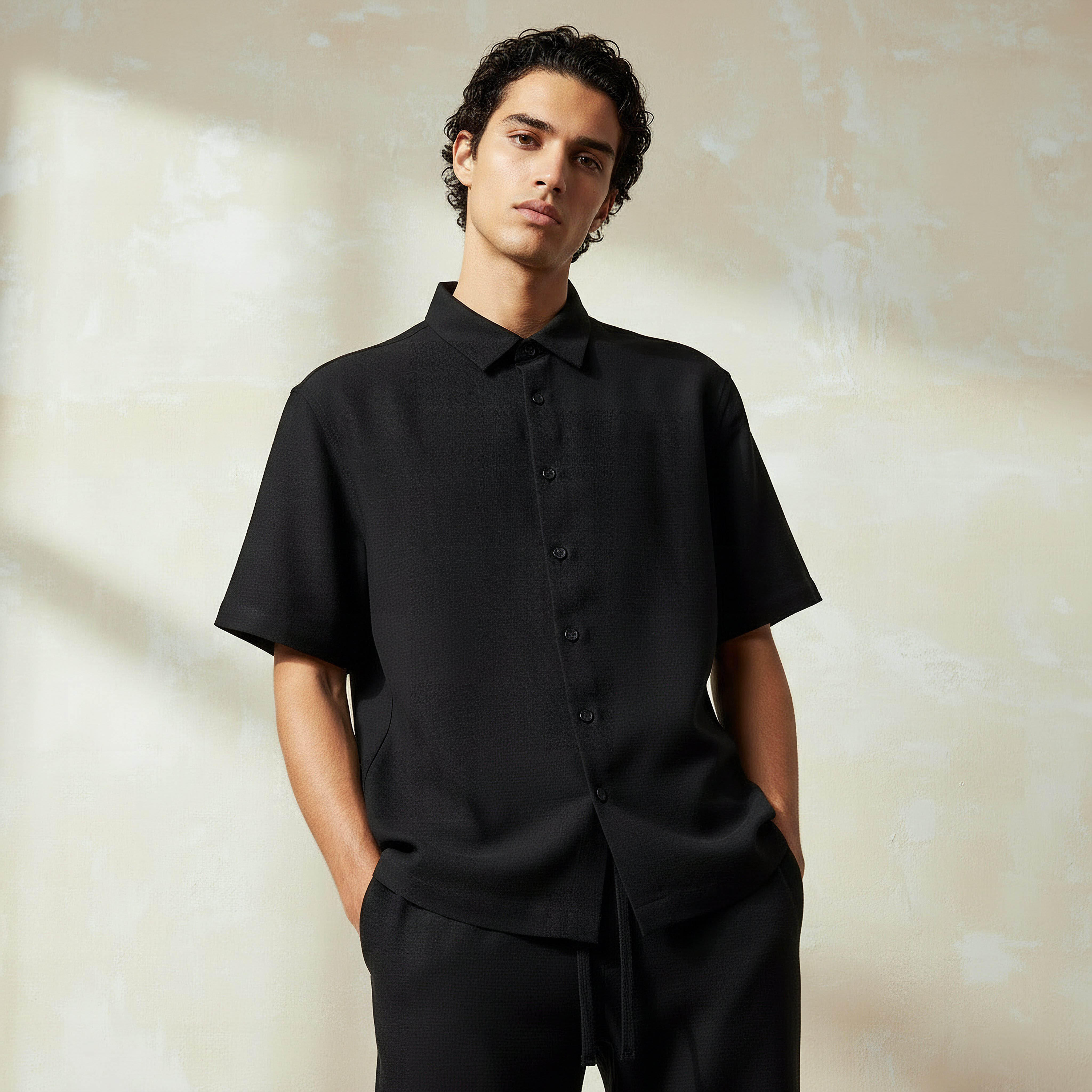 قميص بقصّة عادية وياقة عادية وأكمام قصيرة للرجال-men-clothing-shirts-image-1