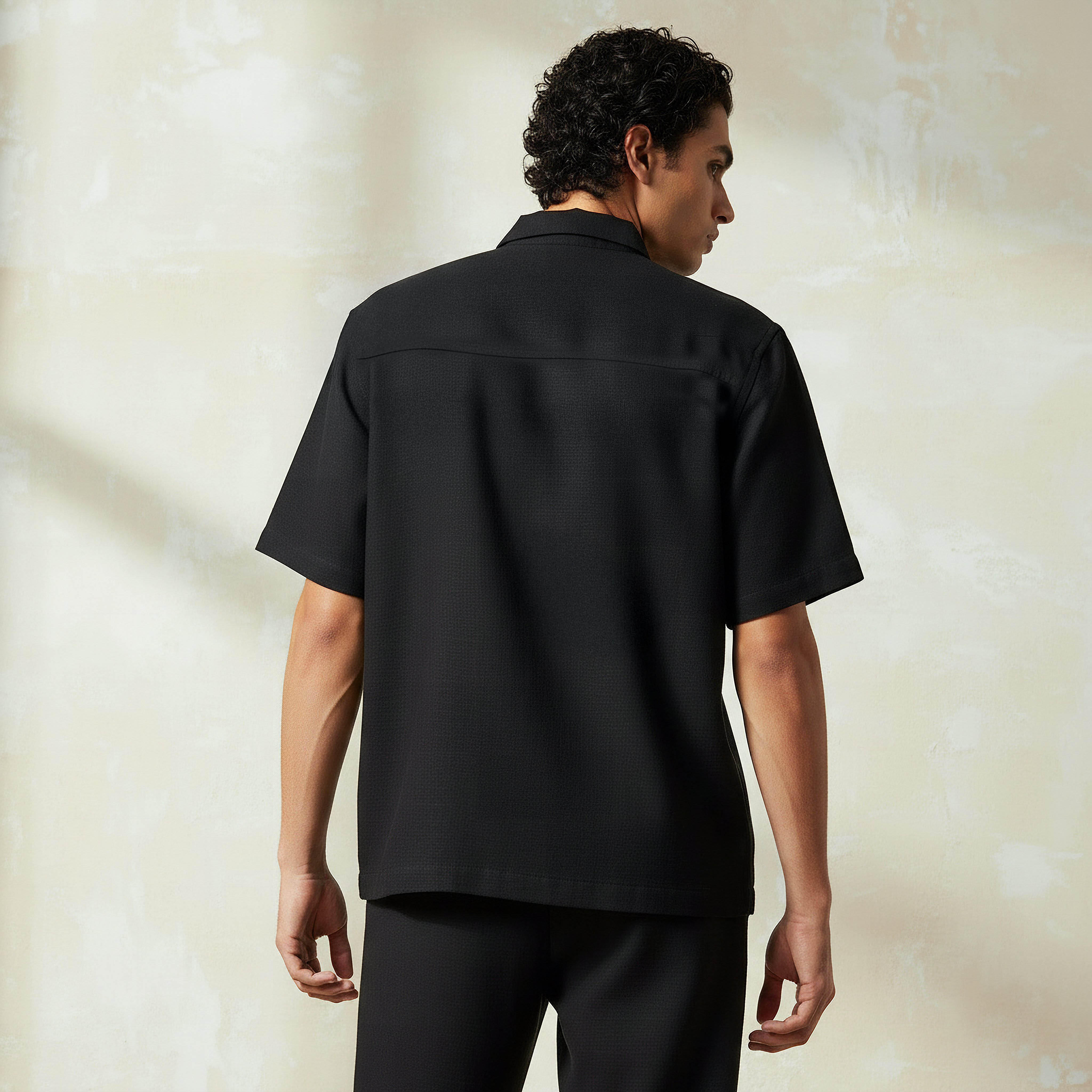 قميص بقصّة عادية وياقة عادية وأكمام قصيرة للرجال-men-clothing-shirts-image-4