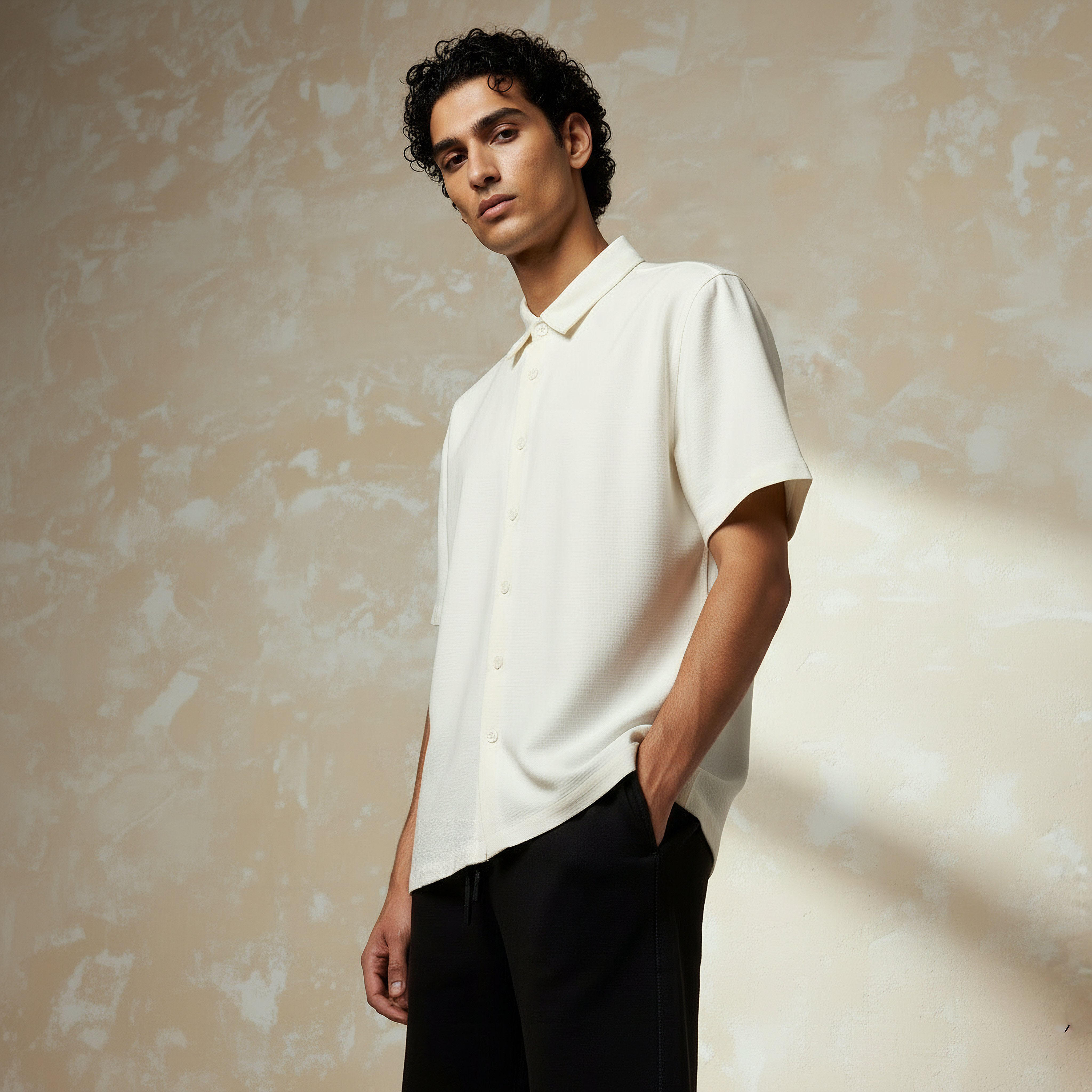قميص بقصّة عادية وياقة عادية وأكمام قصيرة للرجال-men-clothing-shirts-image-4