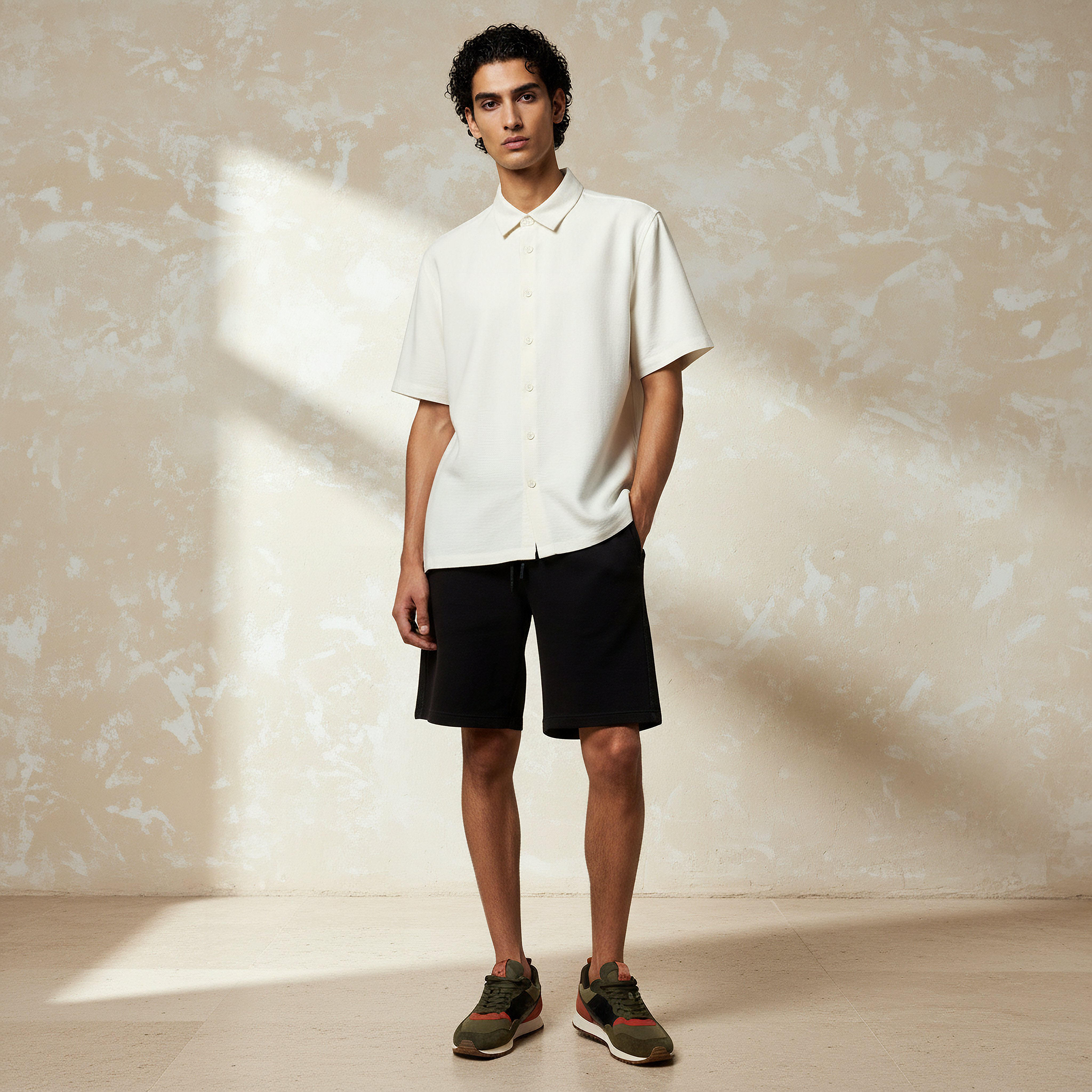 قميص بقصّة عادية وياقة عادية وأكمام قصيرة للرجال-men-clothing-shirts-image-2