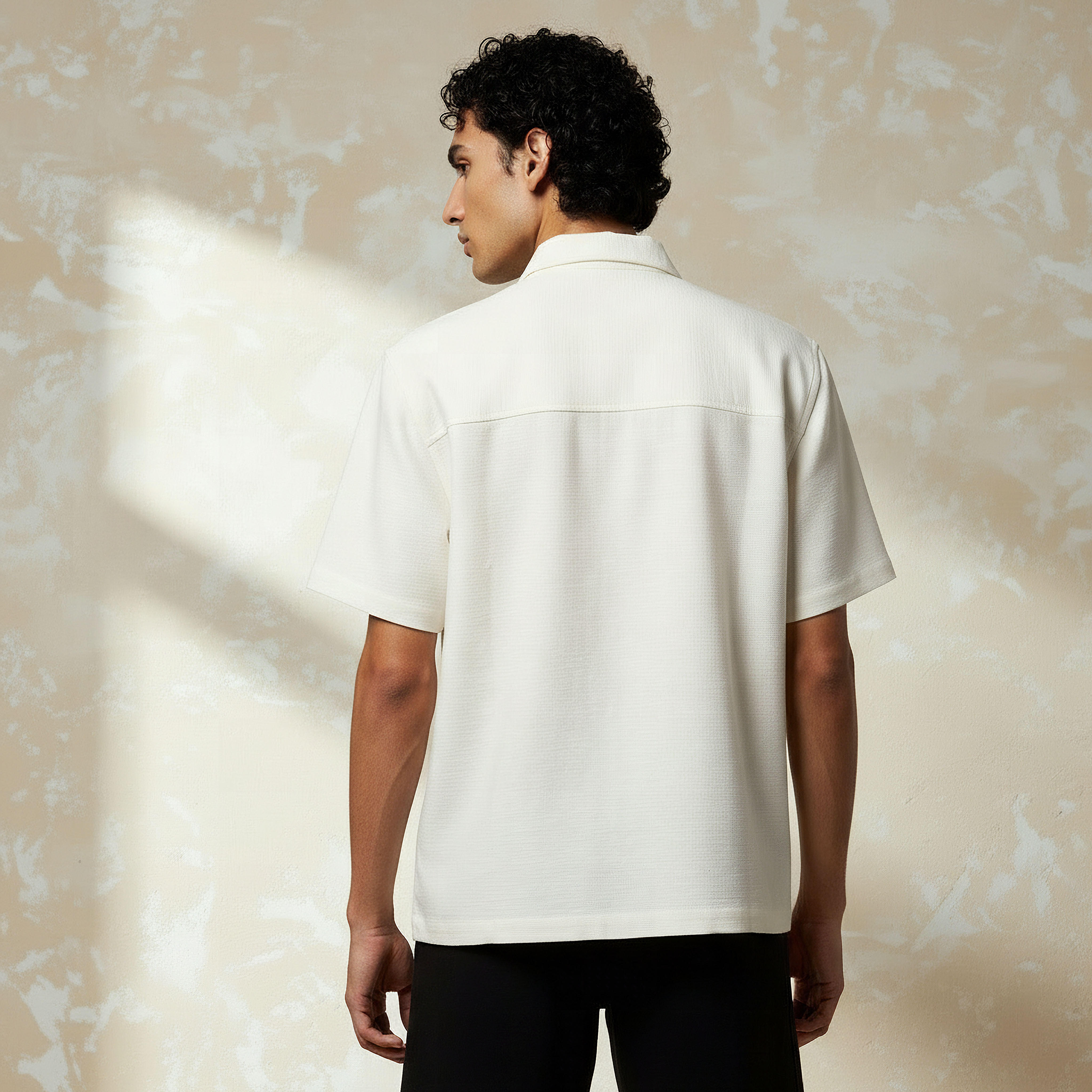 قميص بقصّة عادية وياقة عادية وأكمام قصيرة للرجال-men-clothing-shirts-image-1